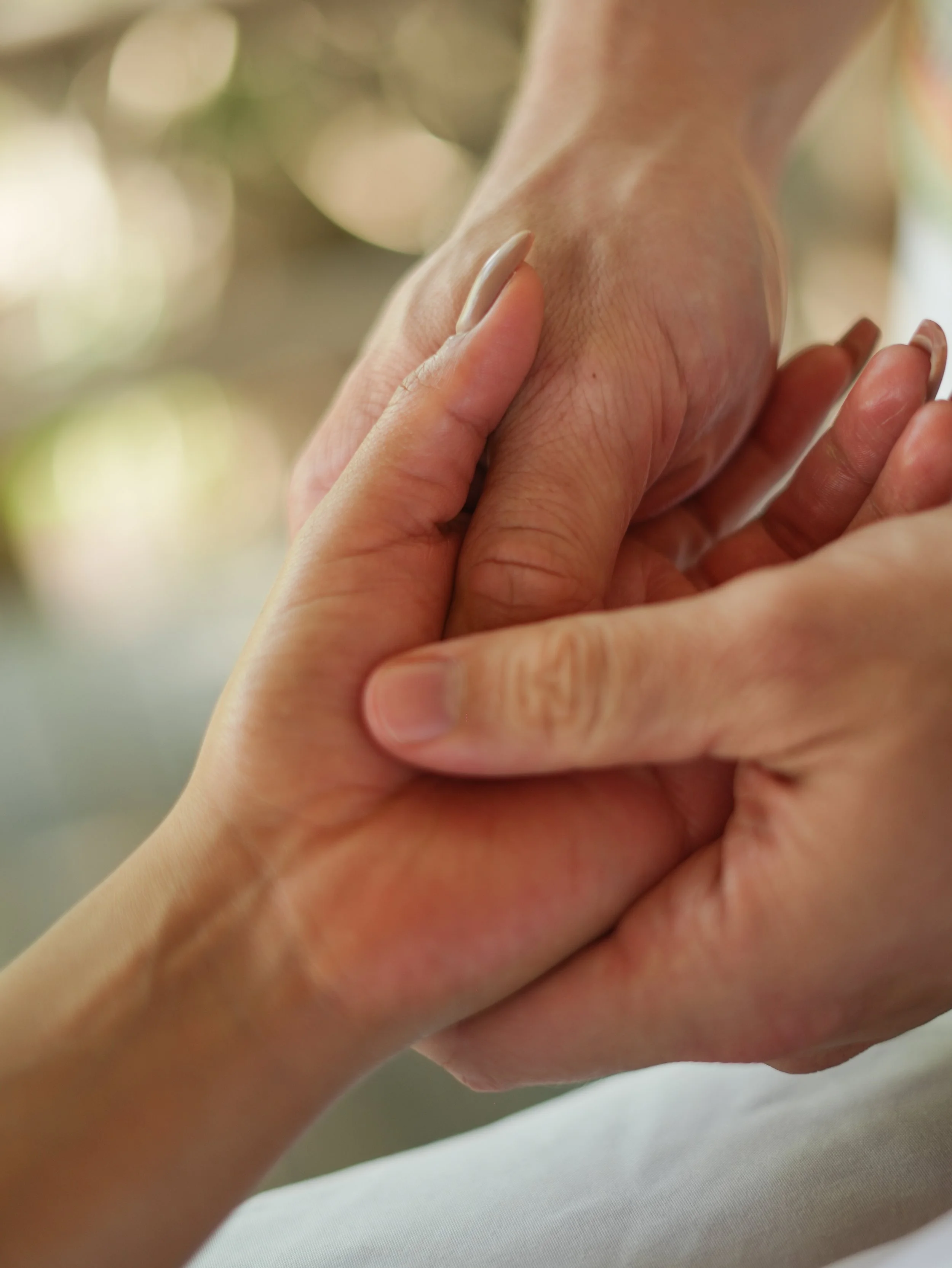 Nahaufnahme einer entspannenden Handmassage mit Massageöl während einer Wellness-Behandlung bei Shipibo Massage Osnabrück