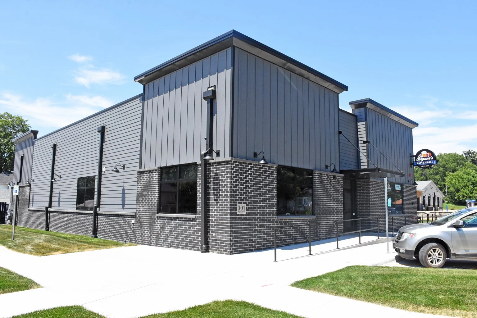 Bryants_Tap_Grill_01.jpg