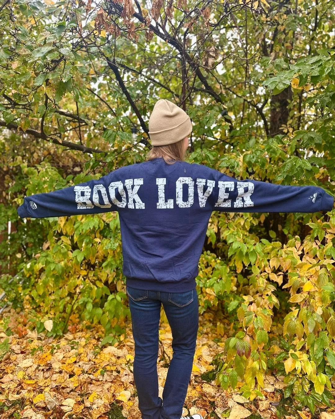 Wearing our book obsession loud and clear. 👀📚 (I stood in the rain for this shot) 

A little sneak peek at our BOOK LOVER crew&hellip; cosy season just got a new reading uniform. 🤎 

#booklover #readersofinstagram #bookobsessed #tbrpile #fictionov