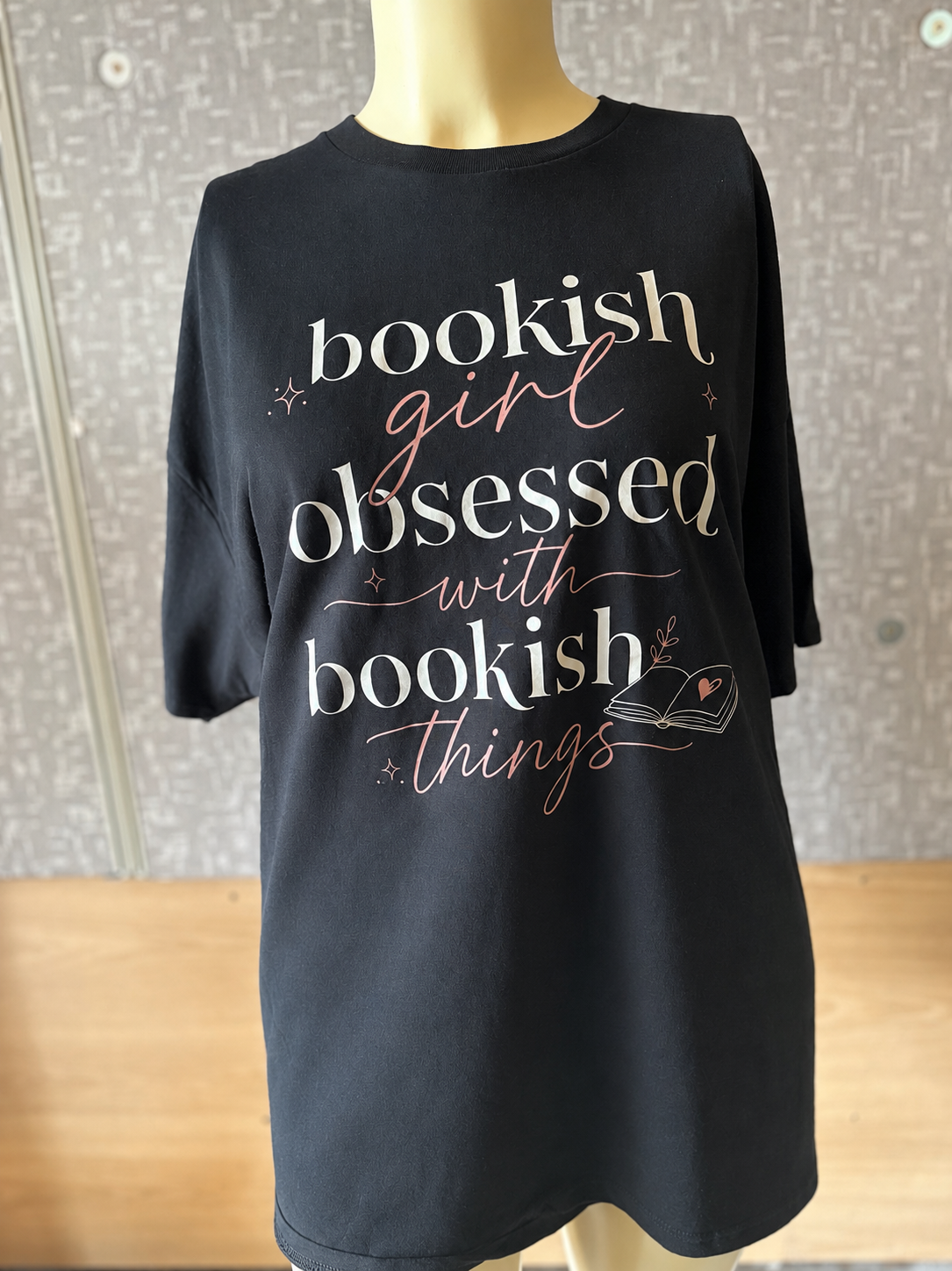 Bookish girl.png