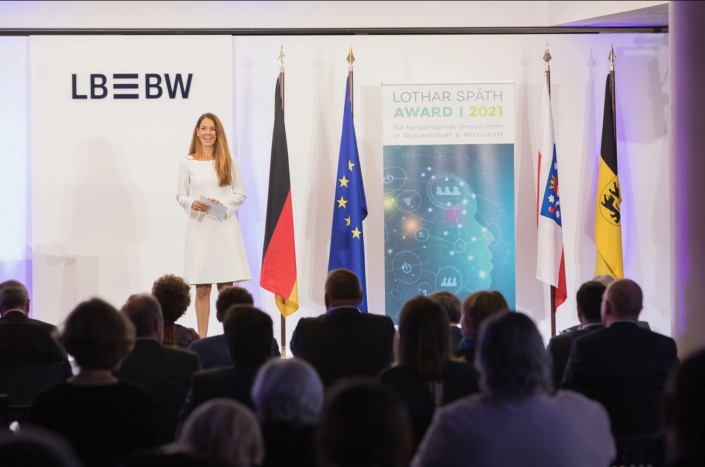 Elena Bruhn moderiert den Lothar Späth Award auf der Bühne der LBBW.