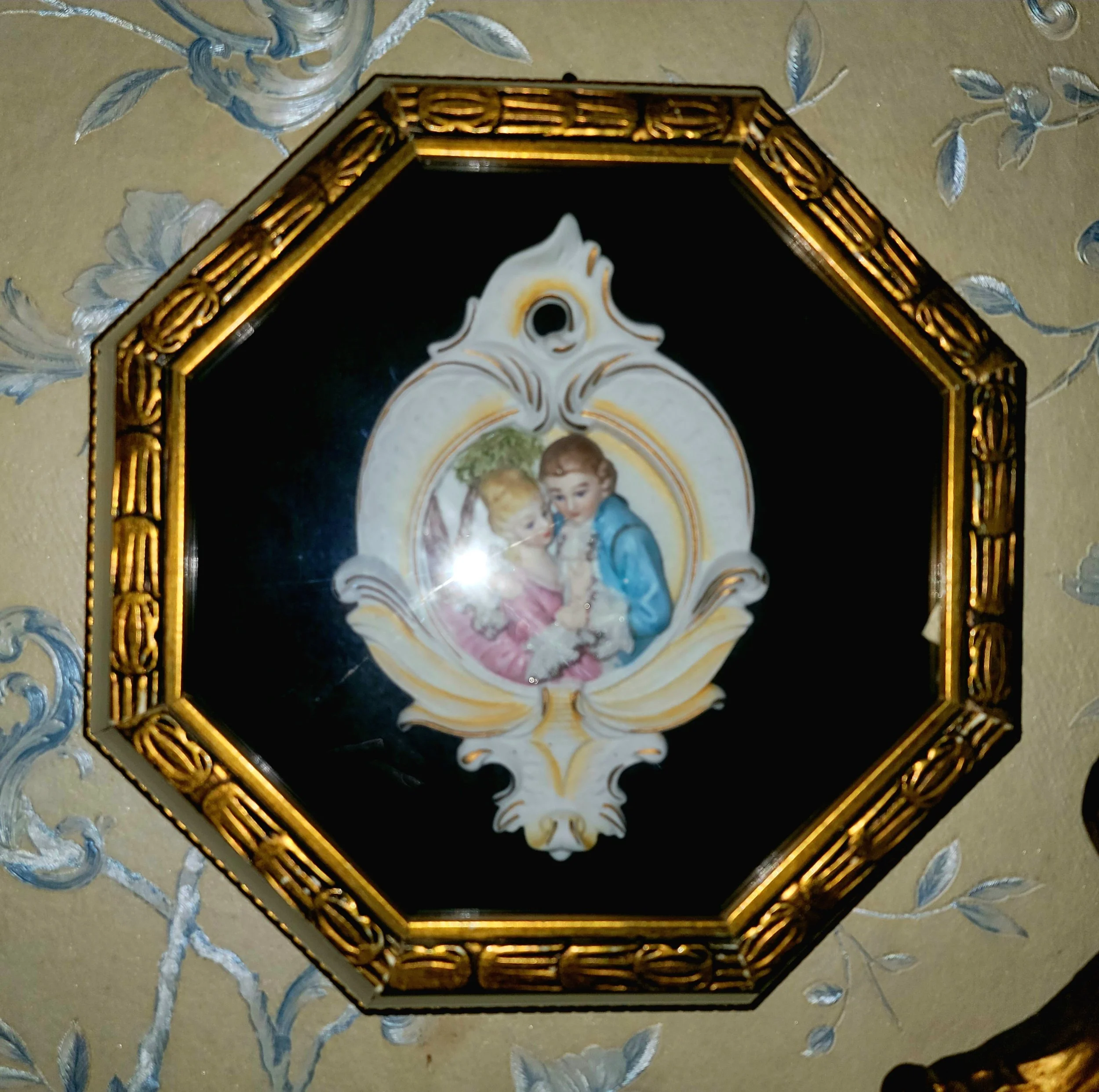 Courting Couple Porcelain Wall Decor with Octagonal Frame