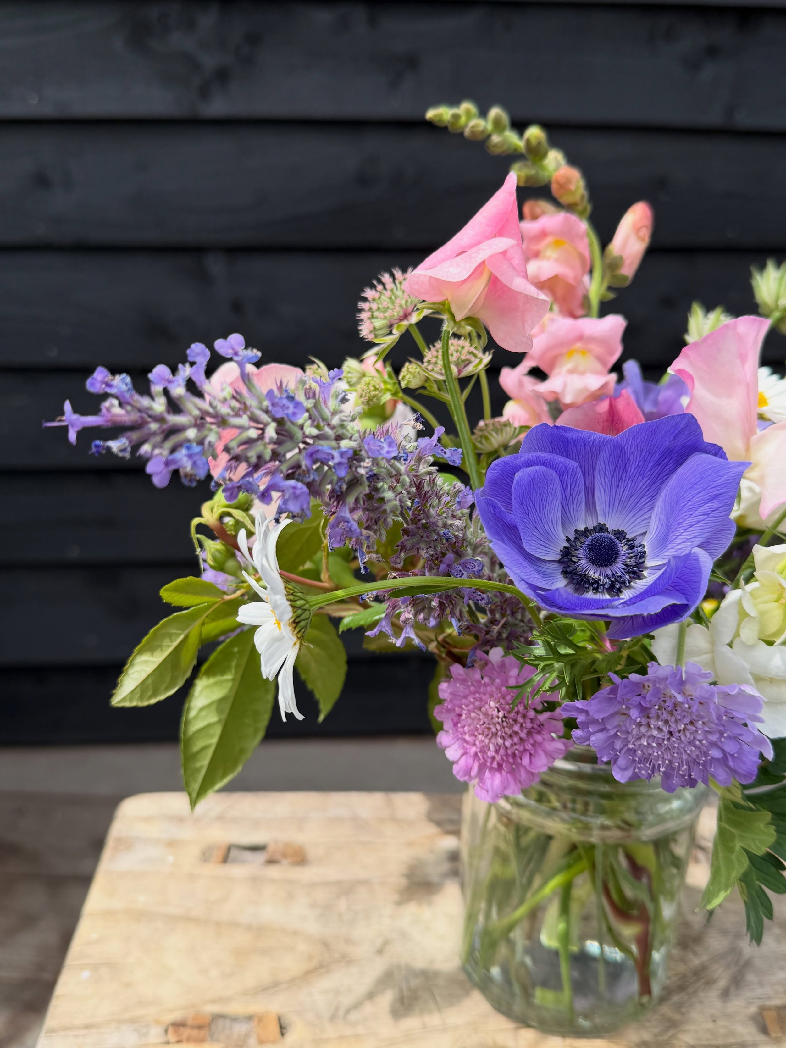 Last weeks arrangement shot from both sides. This gives you an idea of the size, and amount of home grown flowers you get in one of our arrangements, how prett would these look on your table? We don&rsquo;t pack it out with foliage fillers, it&rsquo;