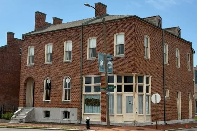 A photo of the Rosebud replica on Delmar, curtains drawn.