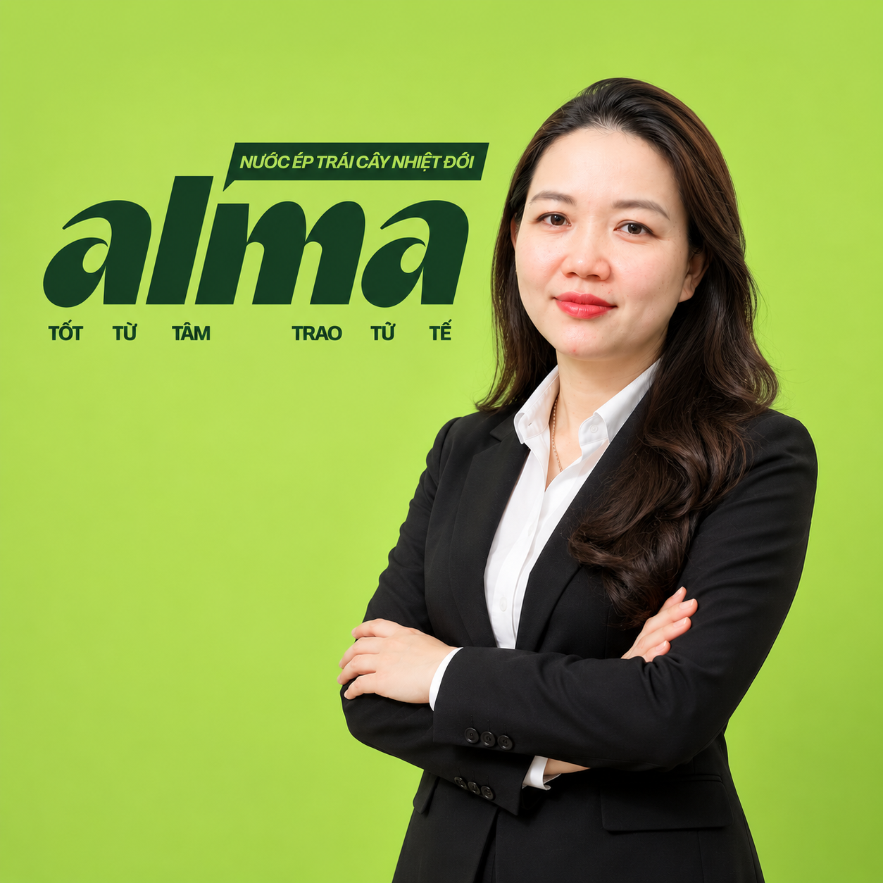 A woman with long dark hair wearing a black blazer and white shirt stands with arms crossed in front of a green background with logo and Vietnamese text.