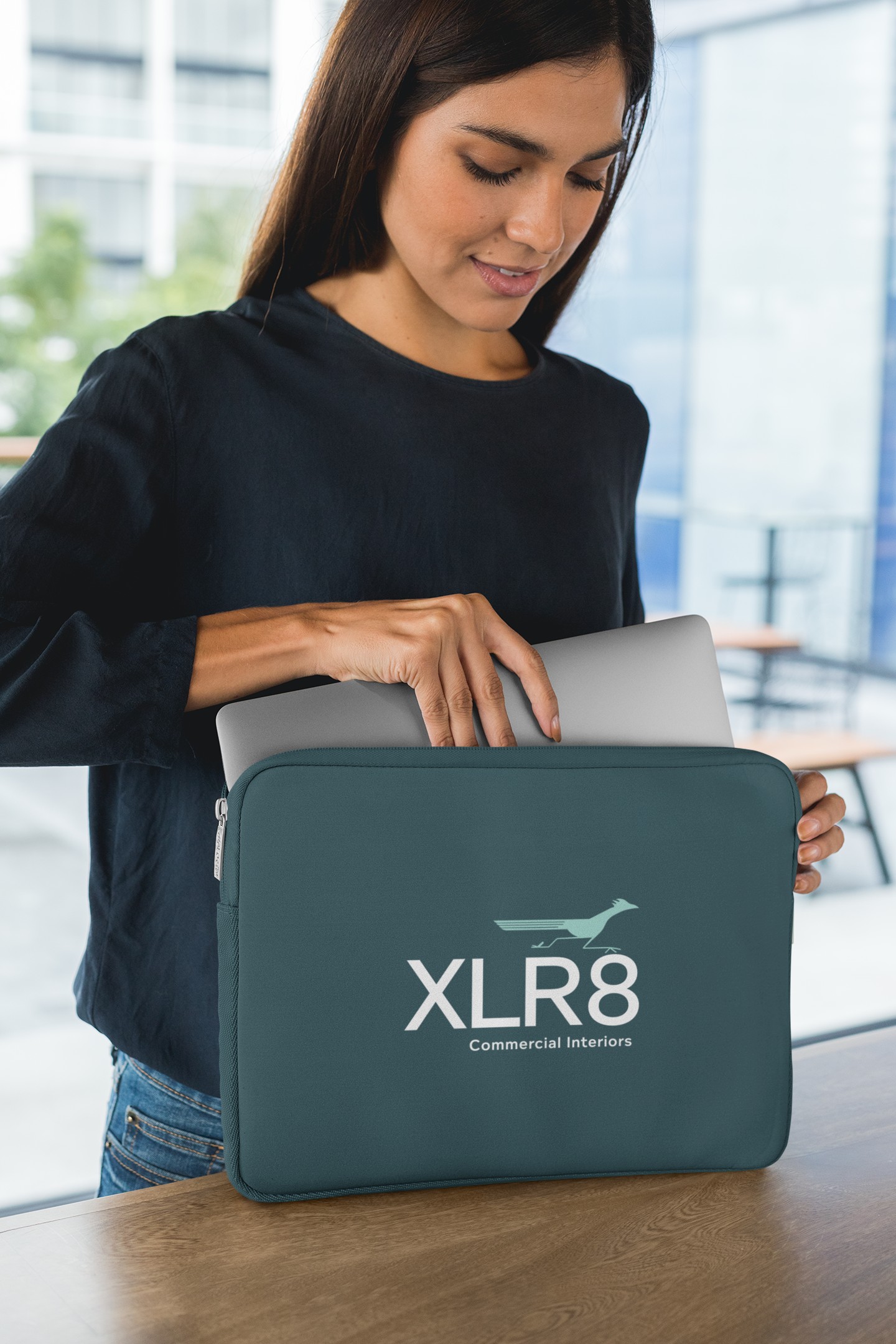 laptop-sleeve-mockup-featuring-a-young-woman-30852.png