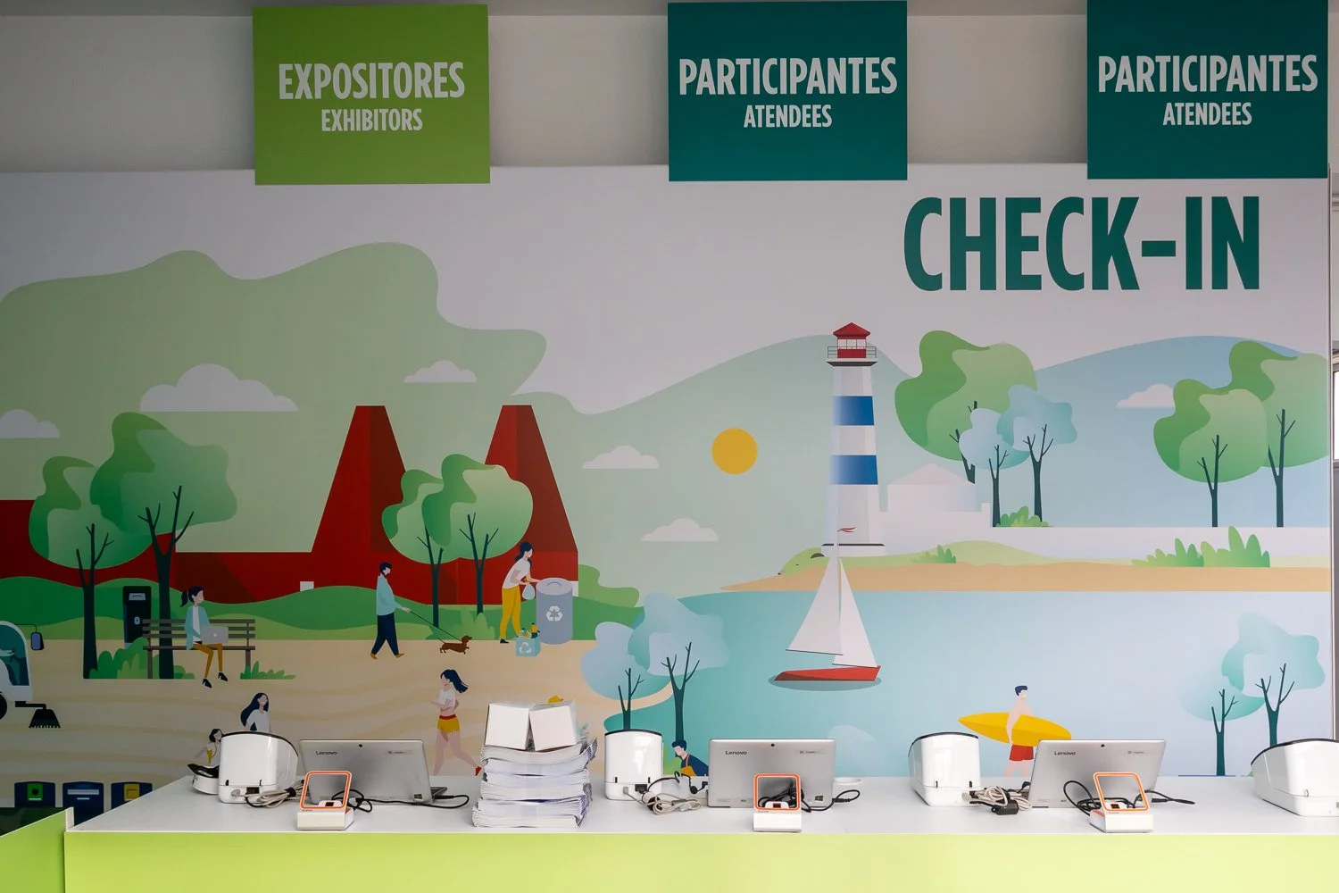 Painel decorativo na área de check-in de um evento com categorias de Expositores e Participantes, com ilustrações de uma paisagem com árvores, um farol, uma vela, uma pessoa com caiaque e pessoas caminhando.