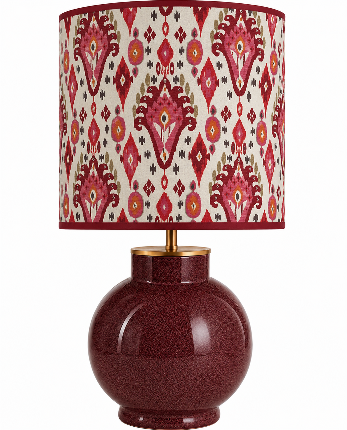 Tischlampe mit rotem, bemaltem Keramikkorpus und Stoffschirm mit rotem, pinkem, orange und beige Muster.