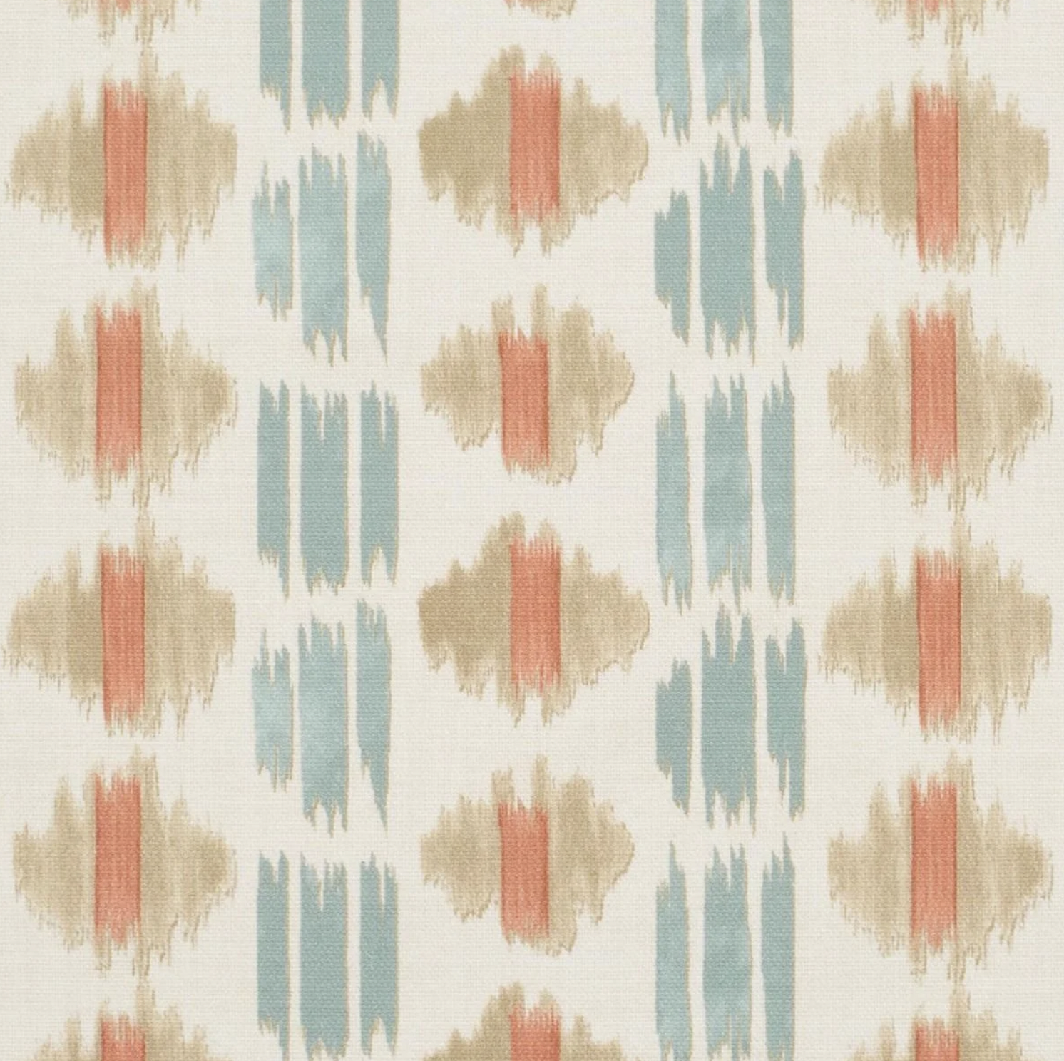 Ein Patchwork-Teppich mit geometrischem Muster in Beige, Blau und Korallenfarben.