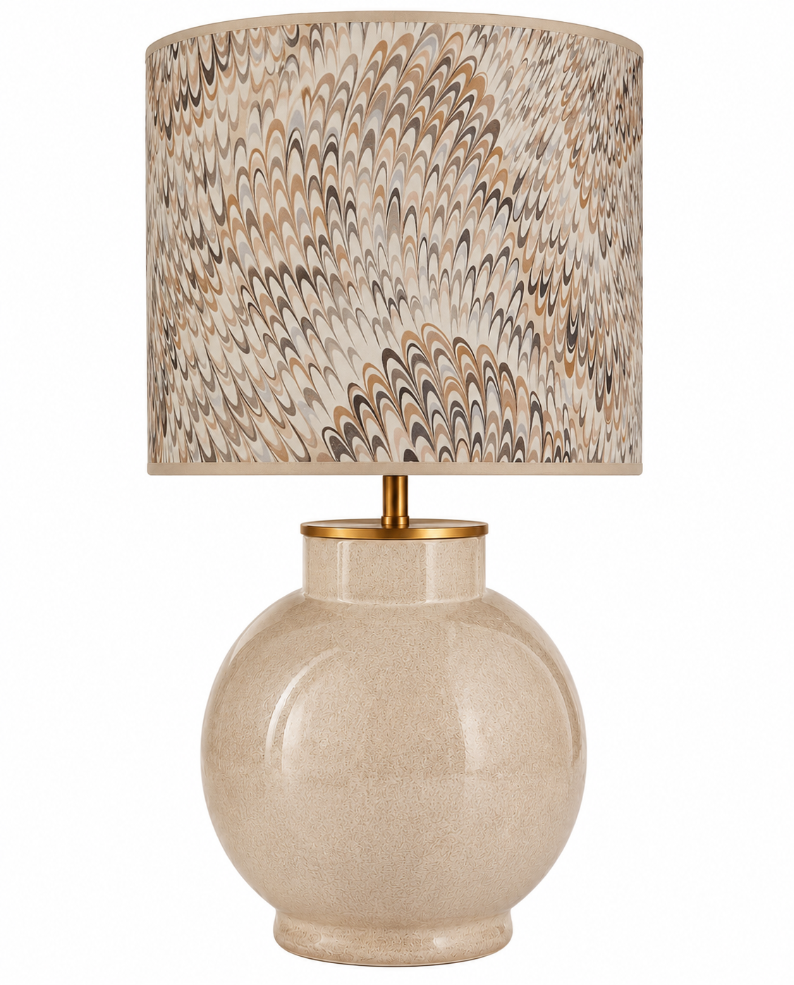 Eine dekorative Tischlampe mit einer großen runden, cremefarbenen Keramikbasis und einem Behang mit einem abstrakten, geschwungenen Muster in Beige, Brauntönen und Schwarz.