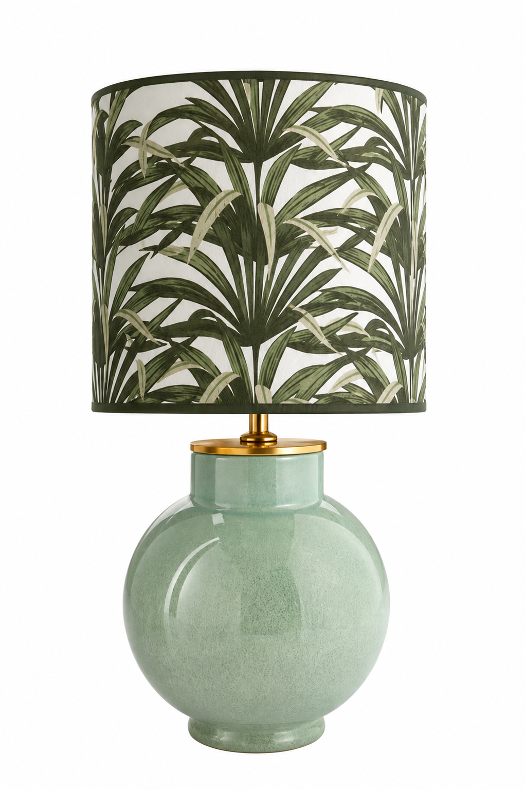 Tischlampe mit grünem Keramiksockel und mit Naturmuster bedrucktem Lampenschirm mit Blättern.