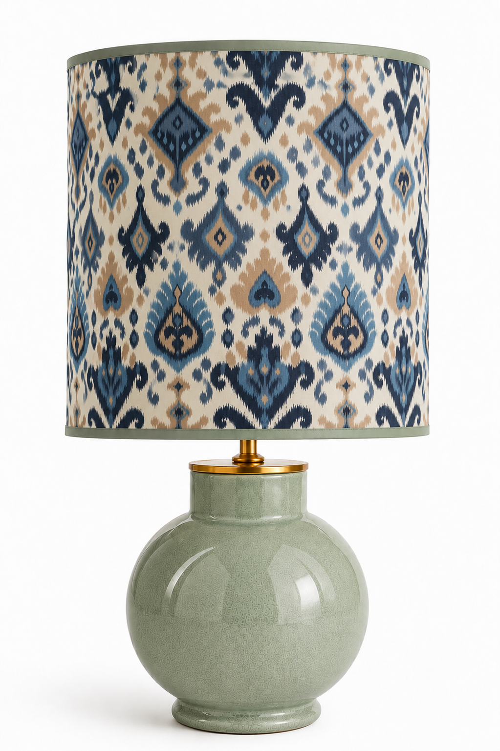 Handgefertigter Ikat Indigo Zylinder-Lampenschirm mit dekorativem Ikat-Muster in Indigo-, Blau- und Sandtönen. Perfekt für moderne, maritime, Boho- und Ethno-Einrichtungen.