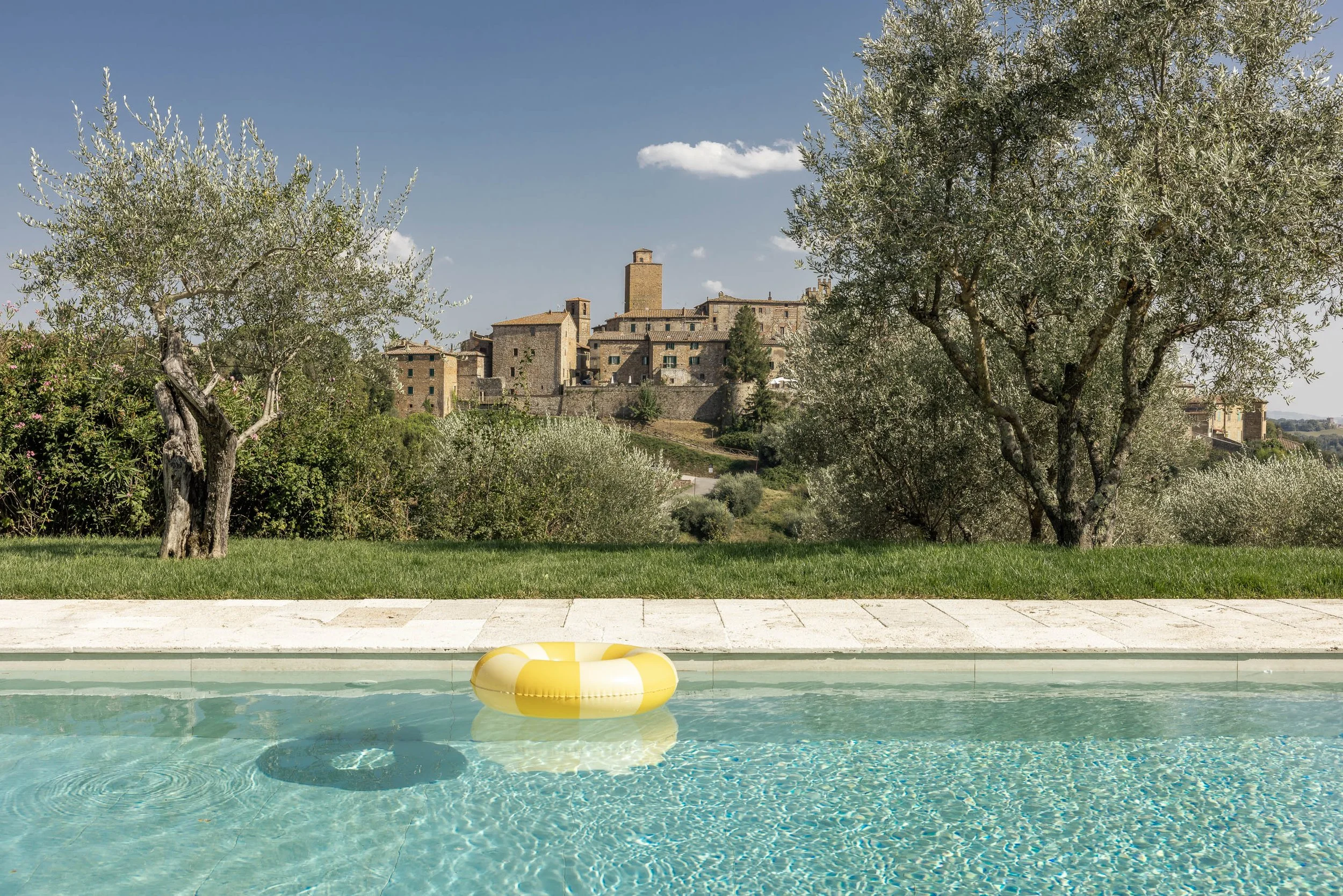 Il visualstorytelling che racconta l'esperienza unica che si può vivere in un luogo. Dettaglio di Villa Petroio. Piscina con vista sul borgo antico di Petroio