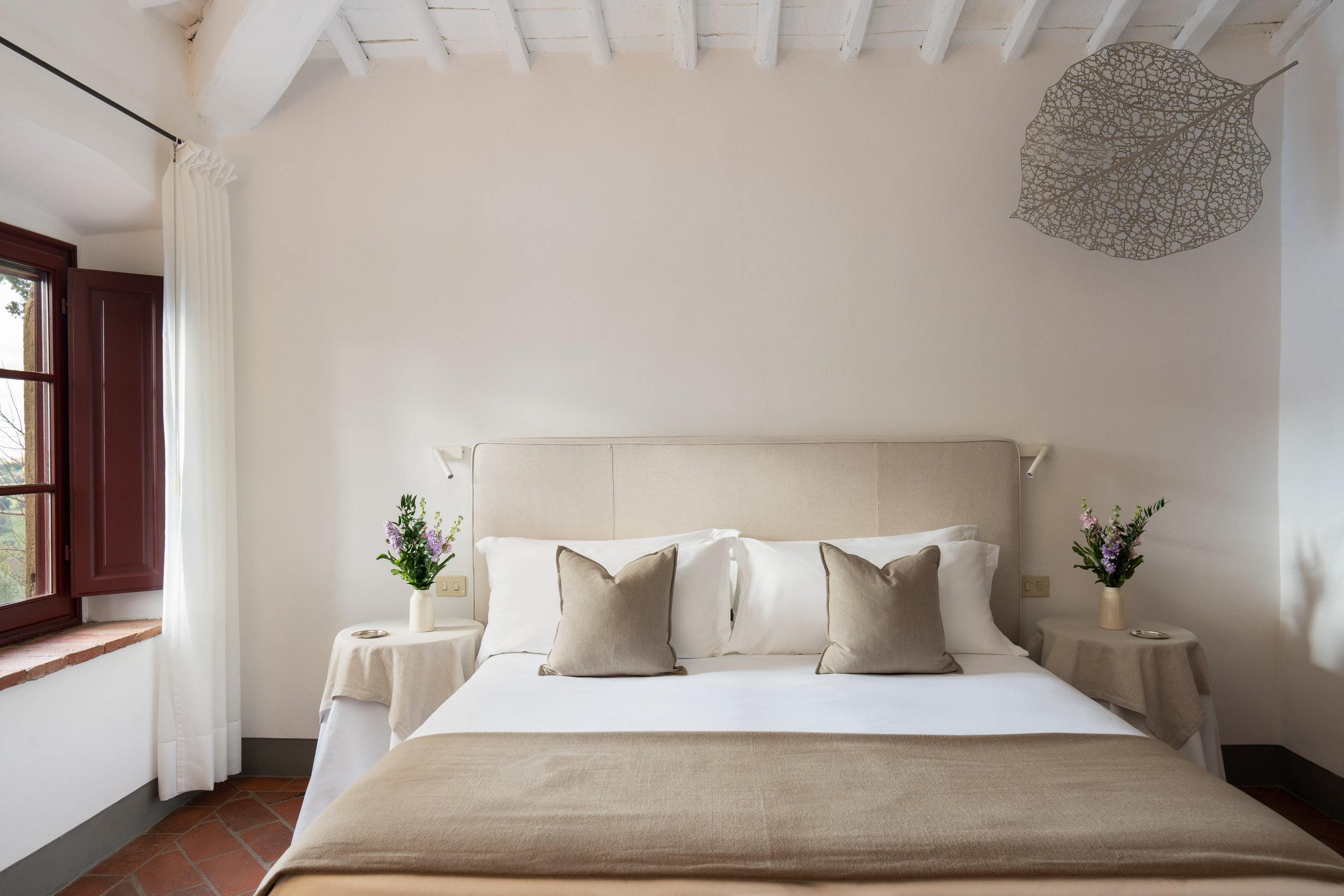 Styling per fotografia di una delle camere da letto di Villa Castellare De' Sernigi. Con la luce naturale che entra morbida dalla finestra.