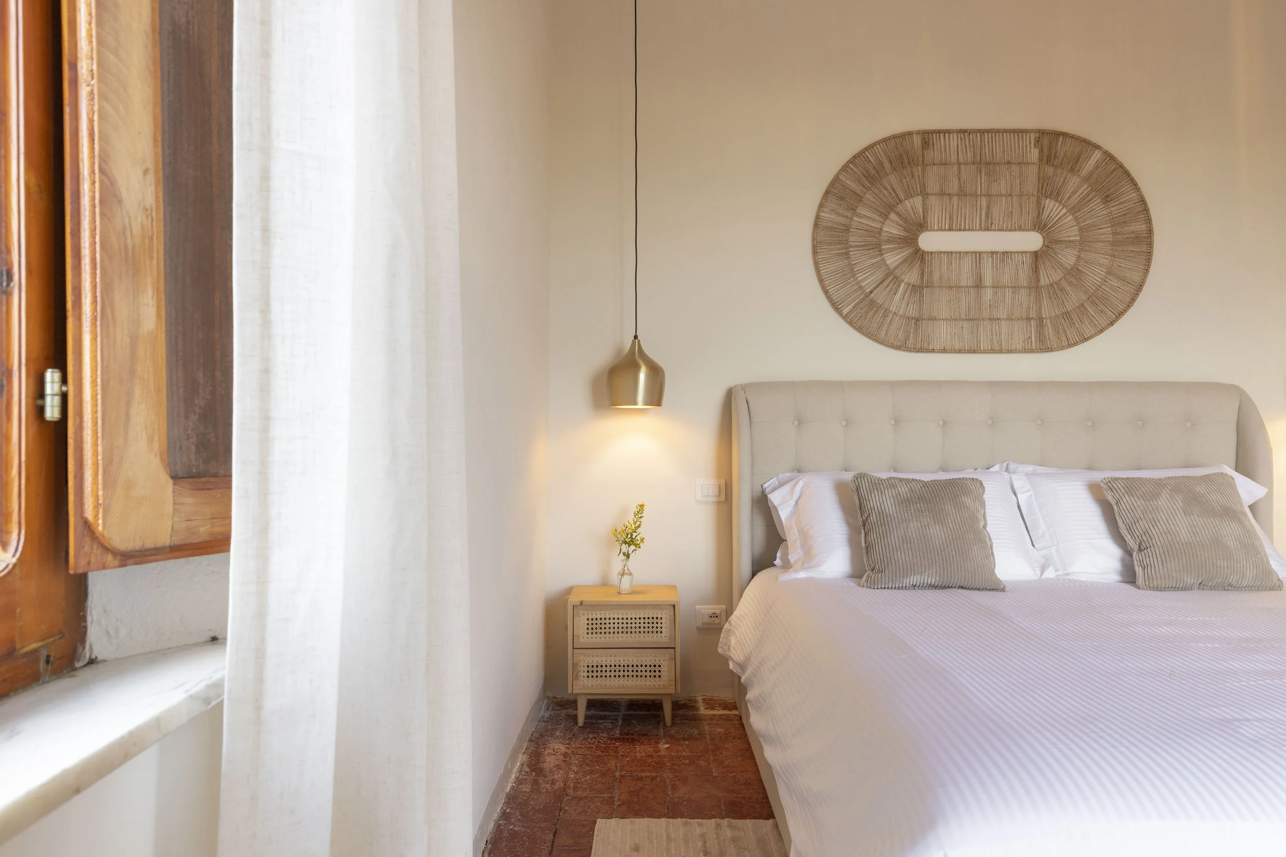 In quadratura di una camera da letto dell'appartamento Casa per il Pozzo a Lajatico. Il rustico toscano che un arredo chiaro, leggero moderno.