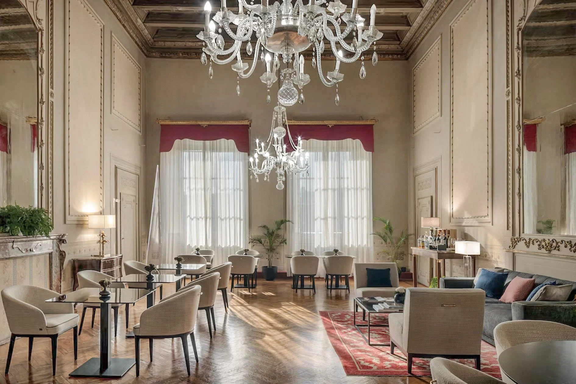 Foto del Restyling di Sala degli Specchi dell'Hotel Leone Blu Suites Firenze.