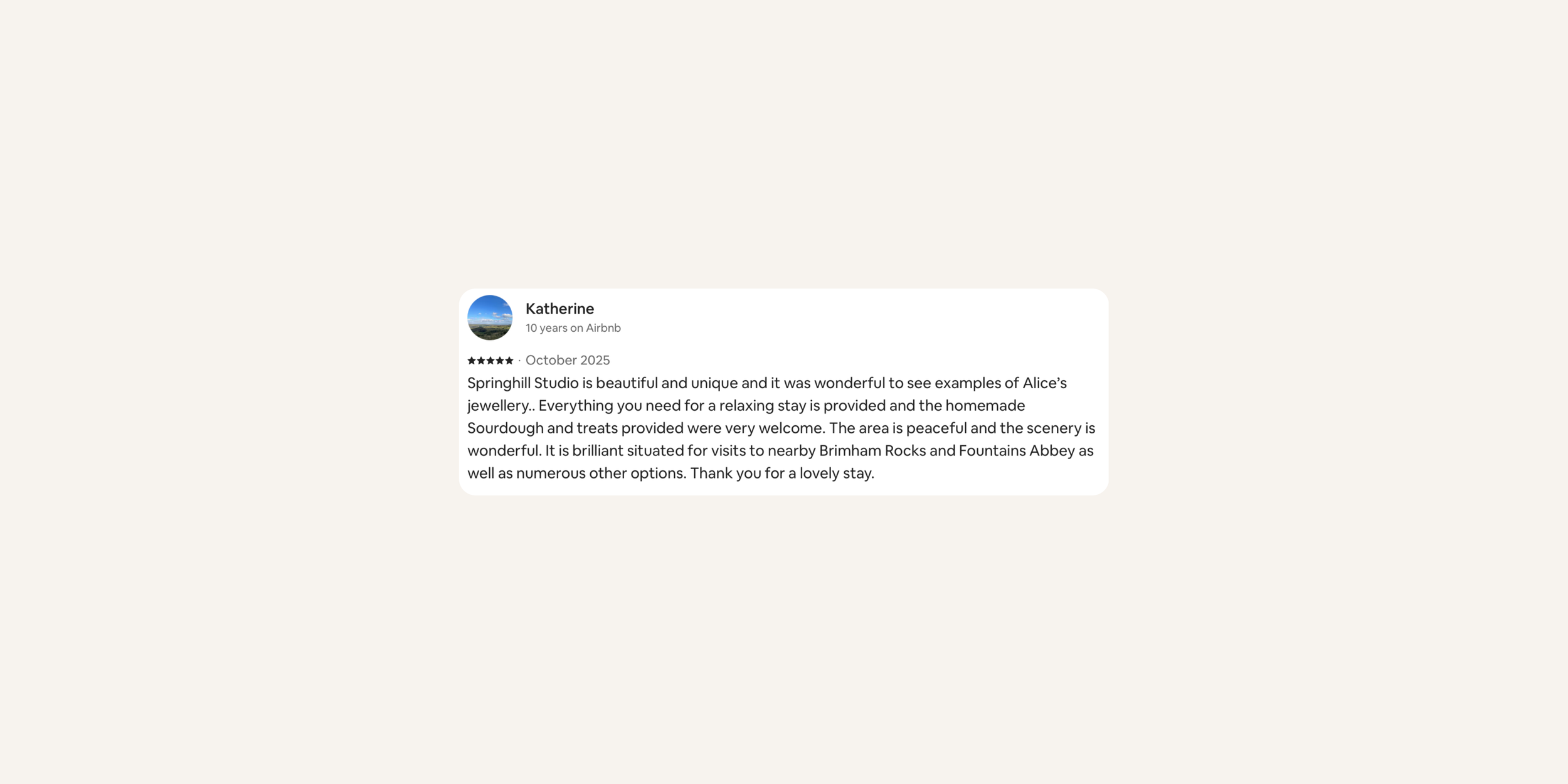 Online review of Springhill Studio describing its peaceful environment, homemade sourdough treats, and proximity to local attractions.