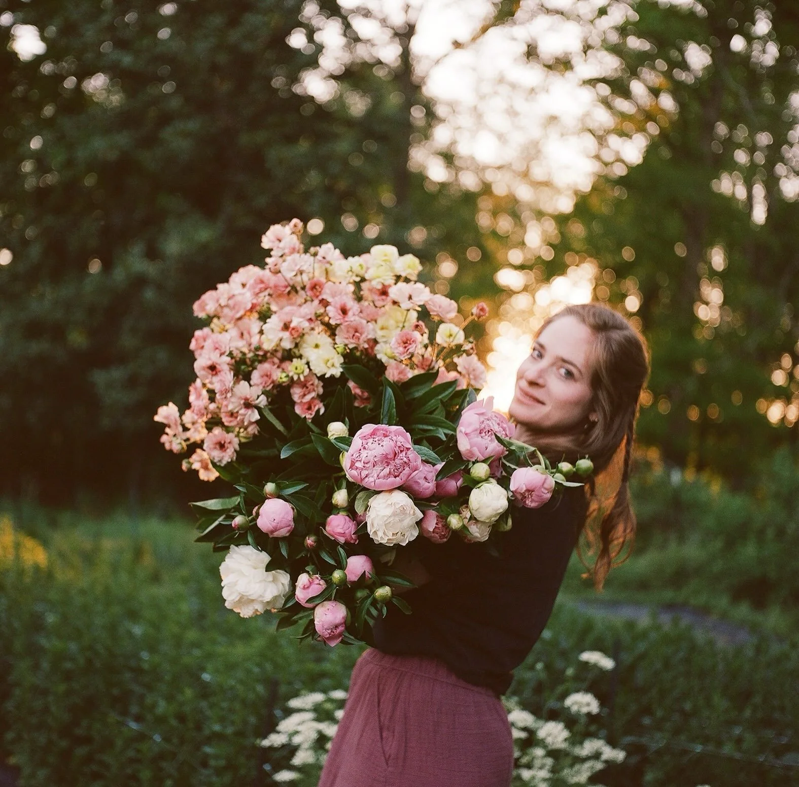 Doing a little introduction over here since I don&rsquo;t post my face a lot! 

🌸 Hi, my name is Emma and I&rsquo;m the creative behind Napping Cat Floral Studio! 

&bull; My mission is to show people that wedding flowers don&rsquo;t have to be impo
