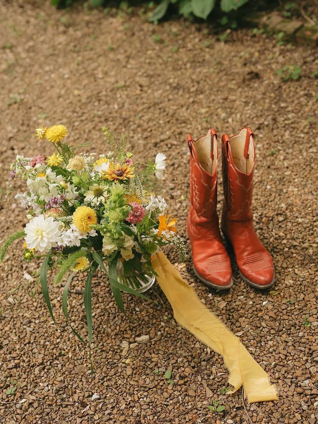 I&rsquo;m not a huge shoe gal in real life (I wear blundstones, tevas, and hokas on rotation) but I LOVE shoe wedding day pics!!

These red boots really got me! Captured by @ashleyseltzerphotography 

#weddingdetails #knoxvilleflorist #knoxvilleweddi