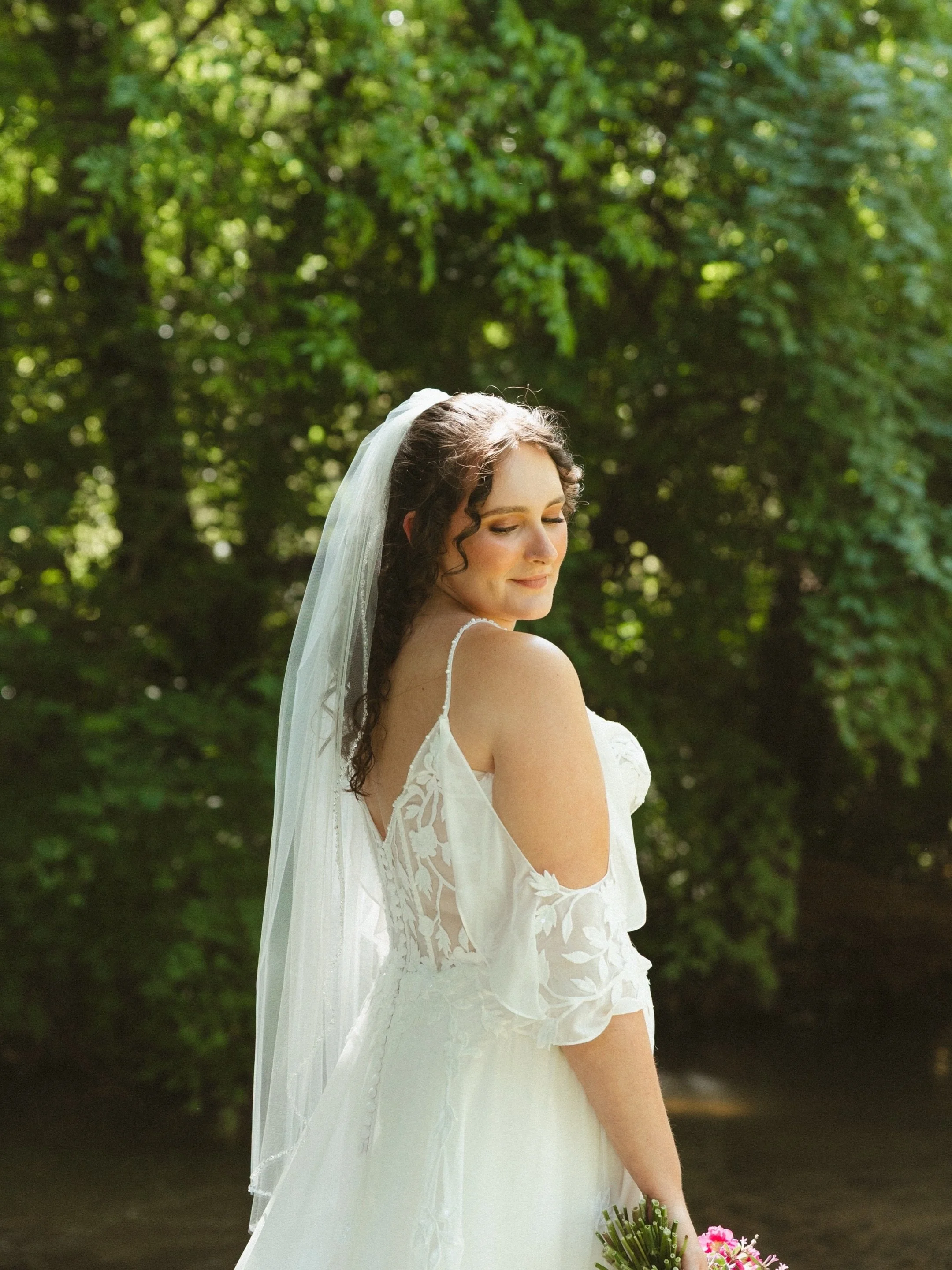 Savannah on her wedding day 💐 

I love bridal portraits. Captured by @wild.alchemy.photo 

#bridalportraits #springwedding #knoxvilleflorist #knoxvillewedding #knoxvilleweddingflorist