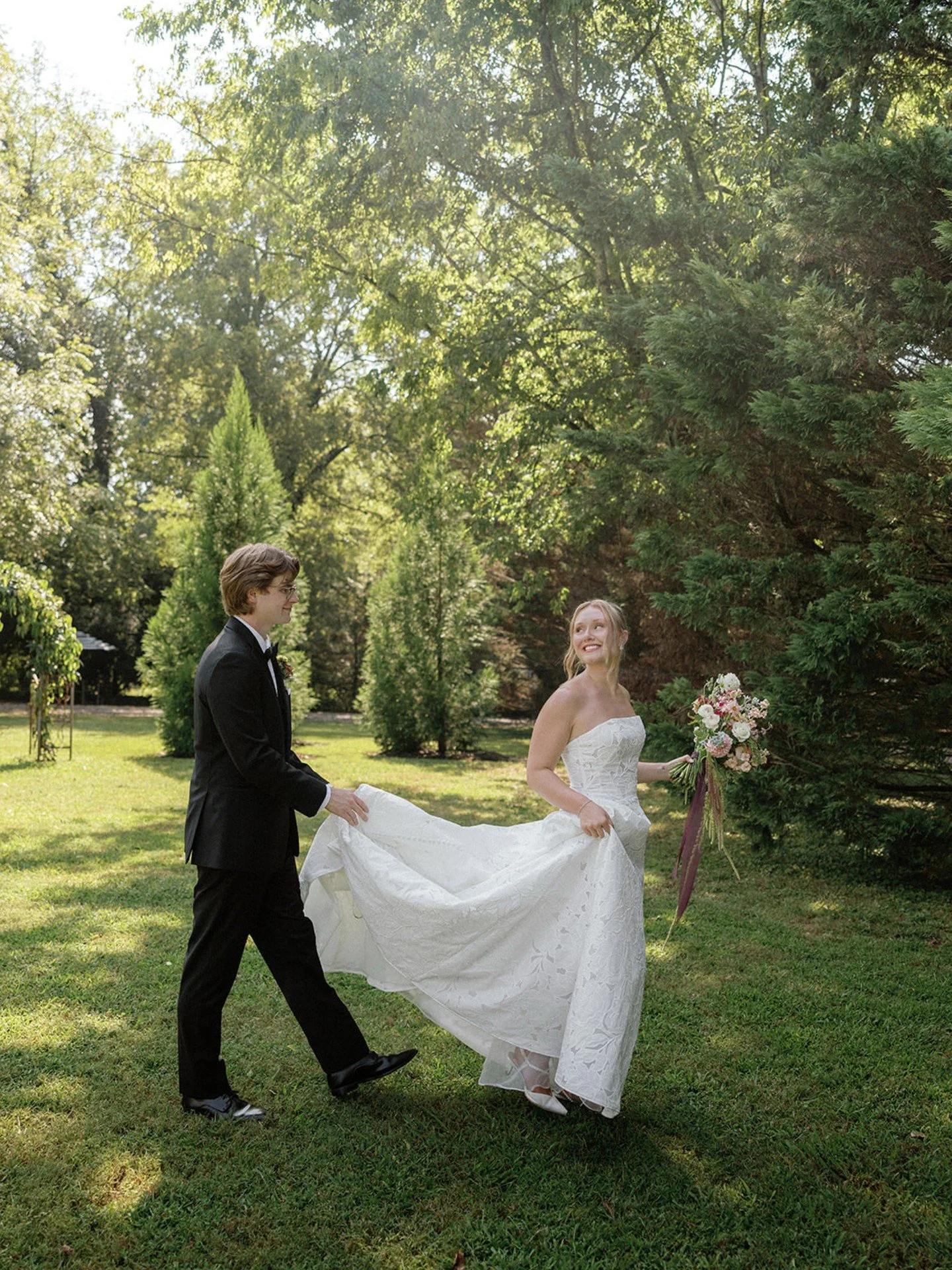 Delia and Joseph&rsquo;s sneak peeks! 

So timeless, so elegant as always by @torilynnephoto 

My first wedding at @thekincaidhouse and I immediately want to go back! Historic venues are just it for me.