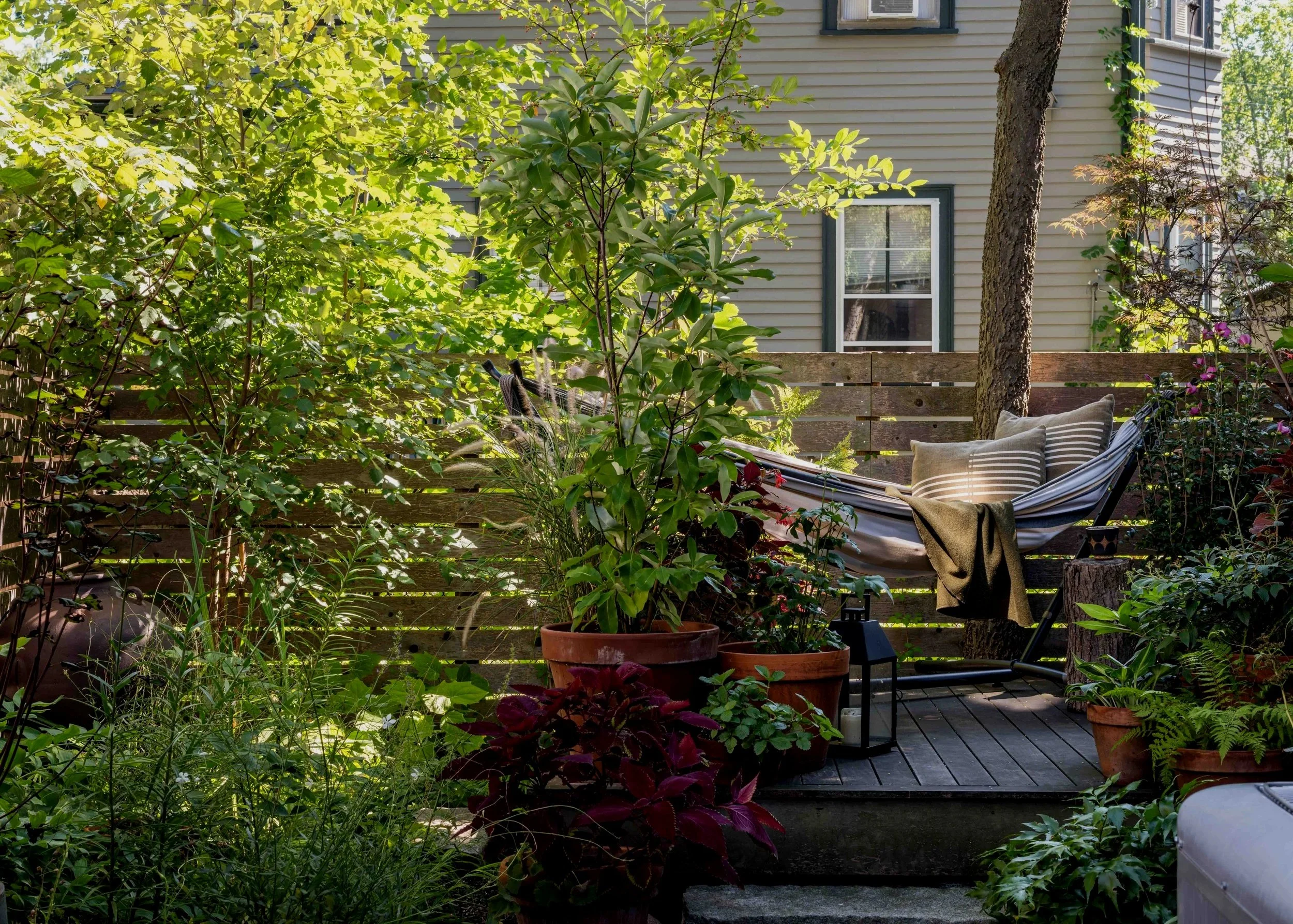   The Long Garden      I        Intimate outdoor rooms create a secluded refuge under a shady tree canopy