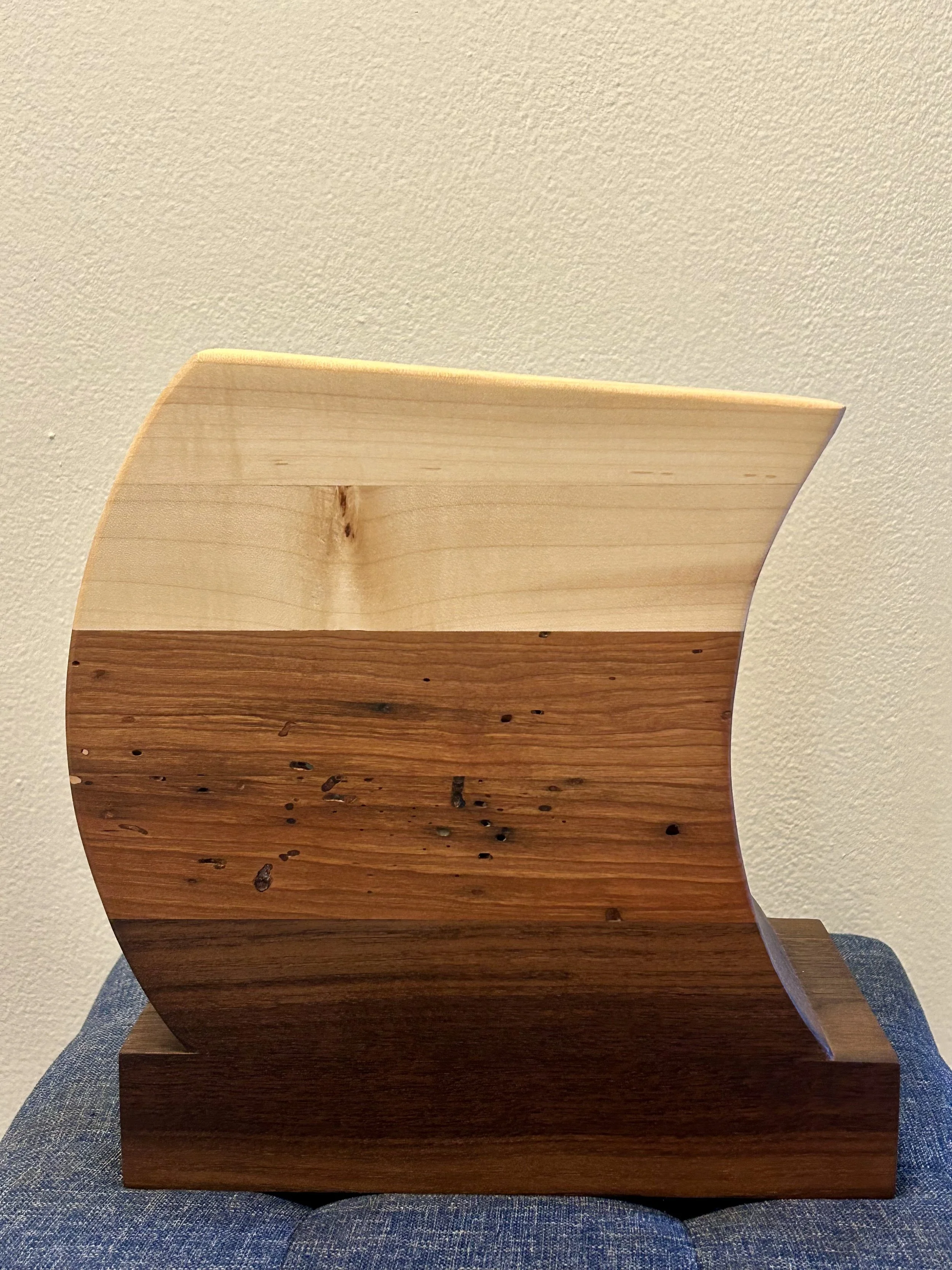 Curved urn