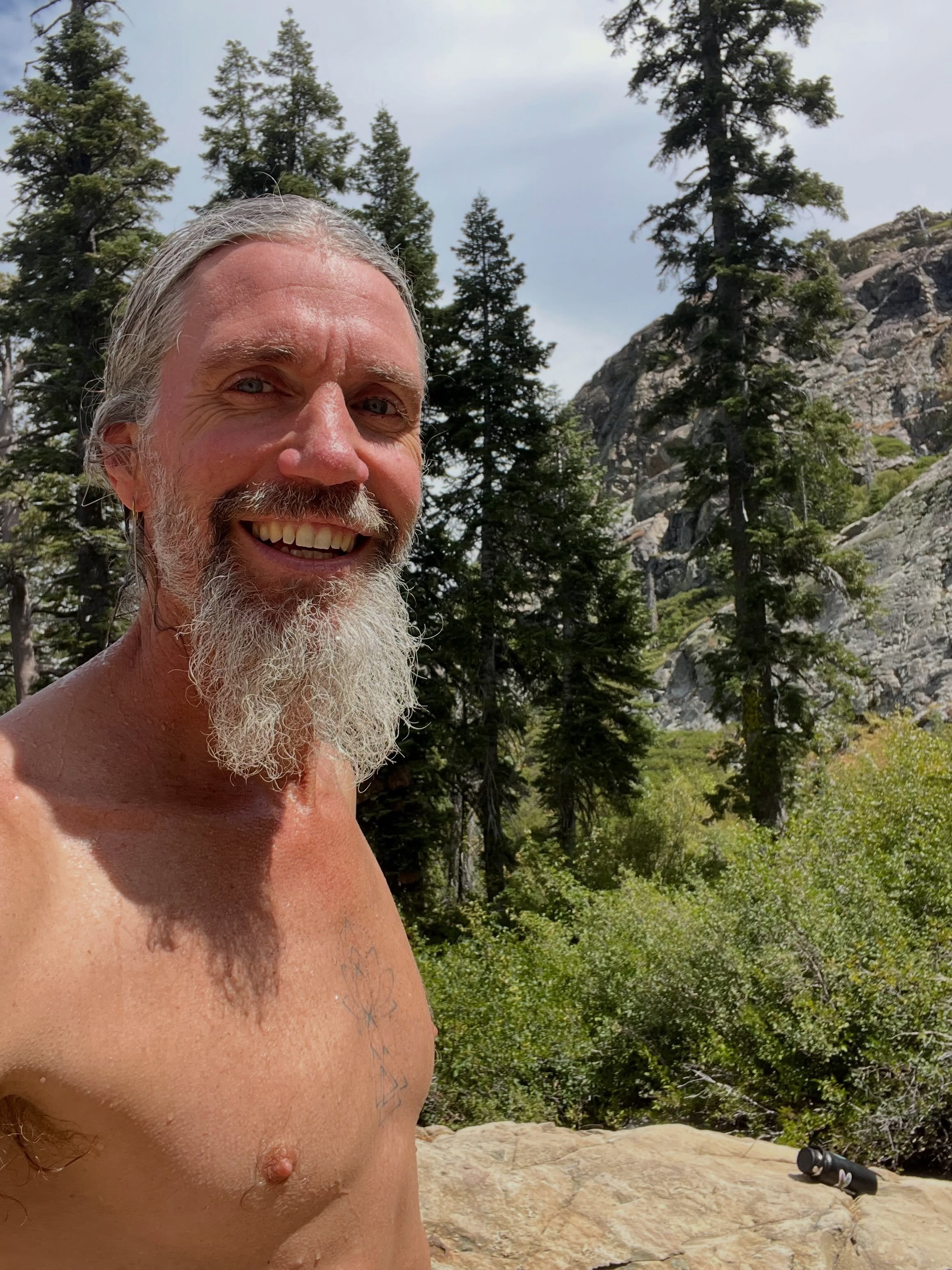 In my happy place with my beloved @saraishapiro and our two pups Inti and Quilla! Grateful for the majestic beauty of the high Sierras🏔️ #mountainpilgrimage #makingofferings #touchtheearth #reset #realign