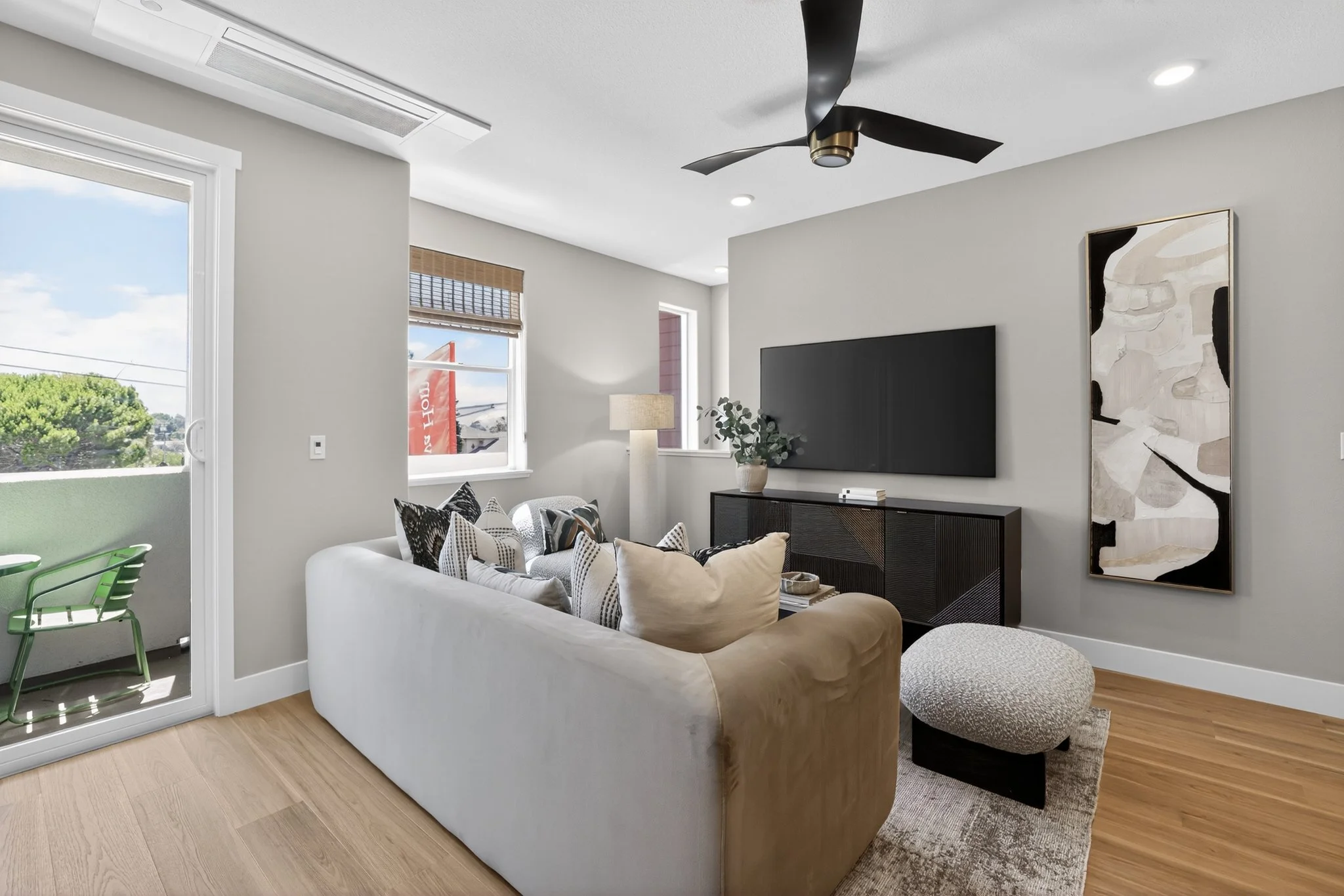 005_1602_Canyon_Dr-Living_room-6704.jpg