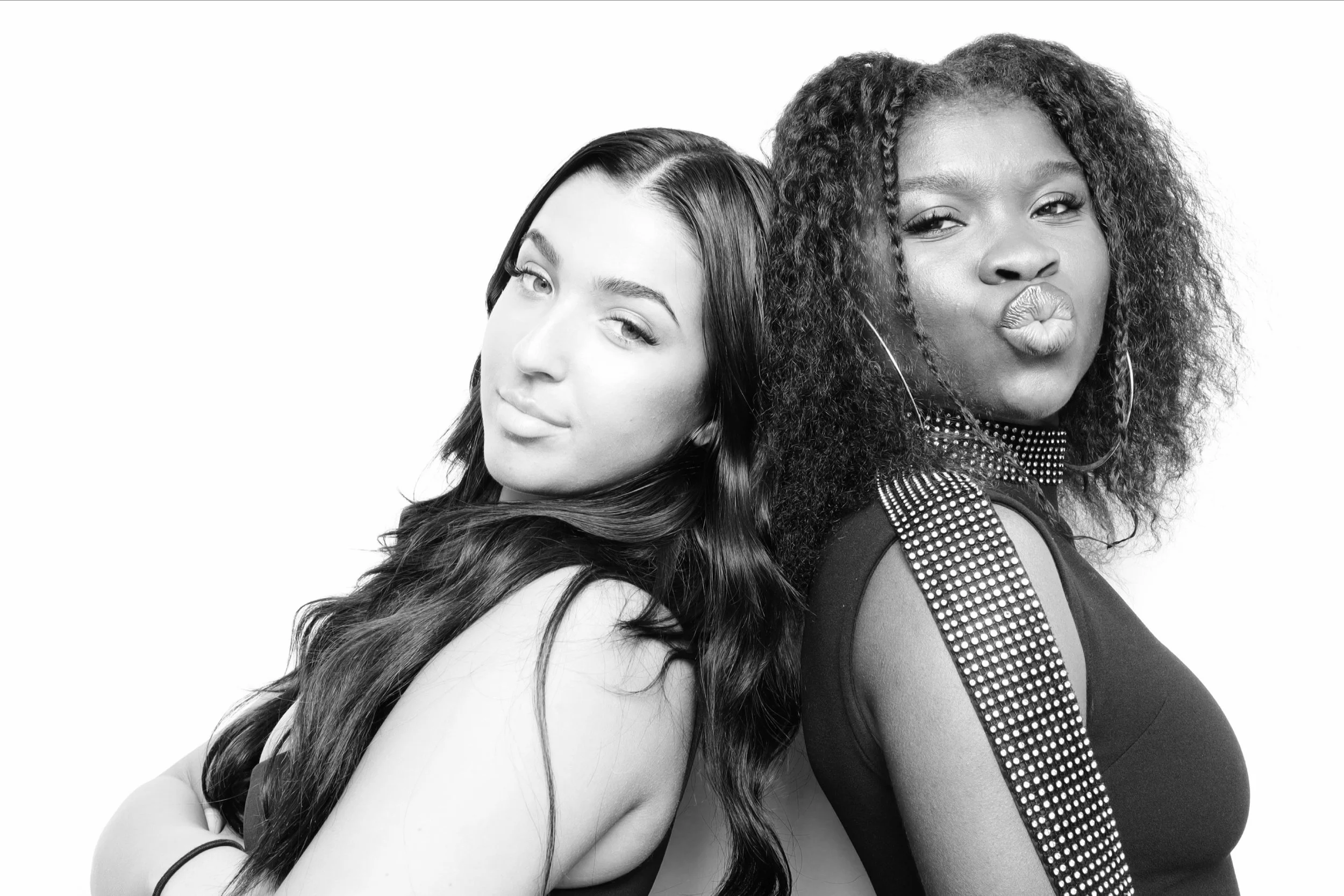 The Glam Filter: Dedicated Hollywood-style Glam Booth mode (Color or Black & White)