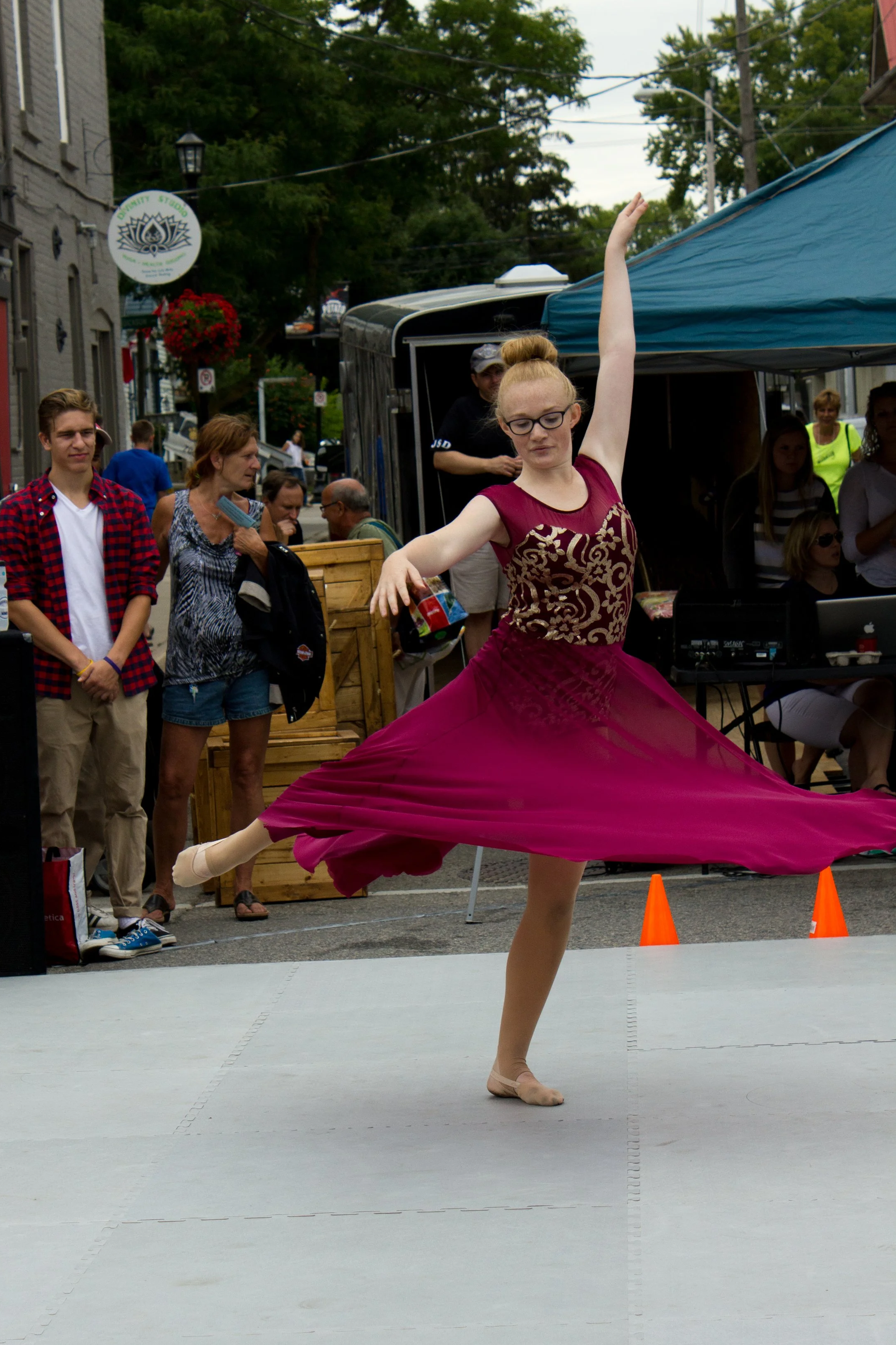 _MG_0087_Red_Gold_Dress_Girl.png