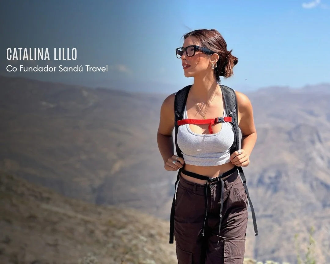 &iquest;Qui&eacute;nes est&aacute;n detr&aacute;s de Sand&uacute;?
Hoy nos presentamos! Dos amigos viajeros con un prop&oacute;sito en com&uacute;n: crear experiencias con sentido, donde cada detalle importa y cada viaje se vive de verdad.

Llevamos 