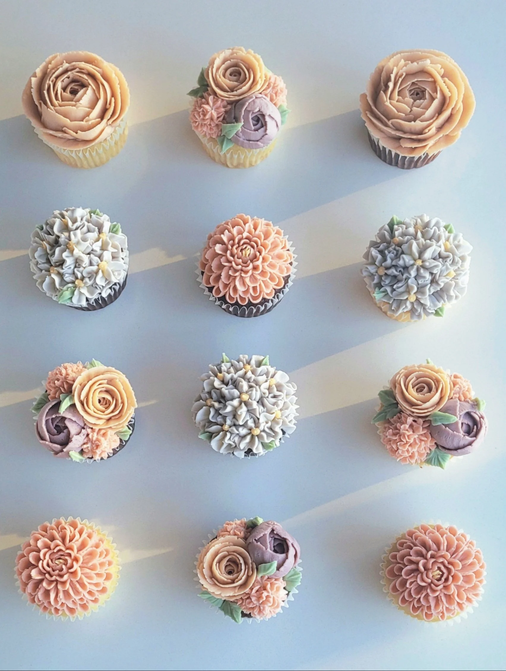 Floral cupcakes and dahlias made of buttercream
