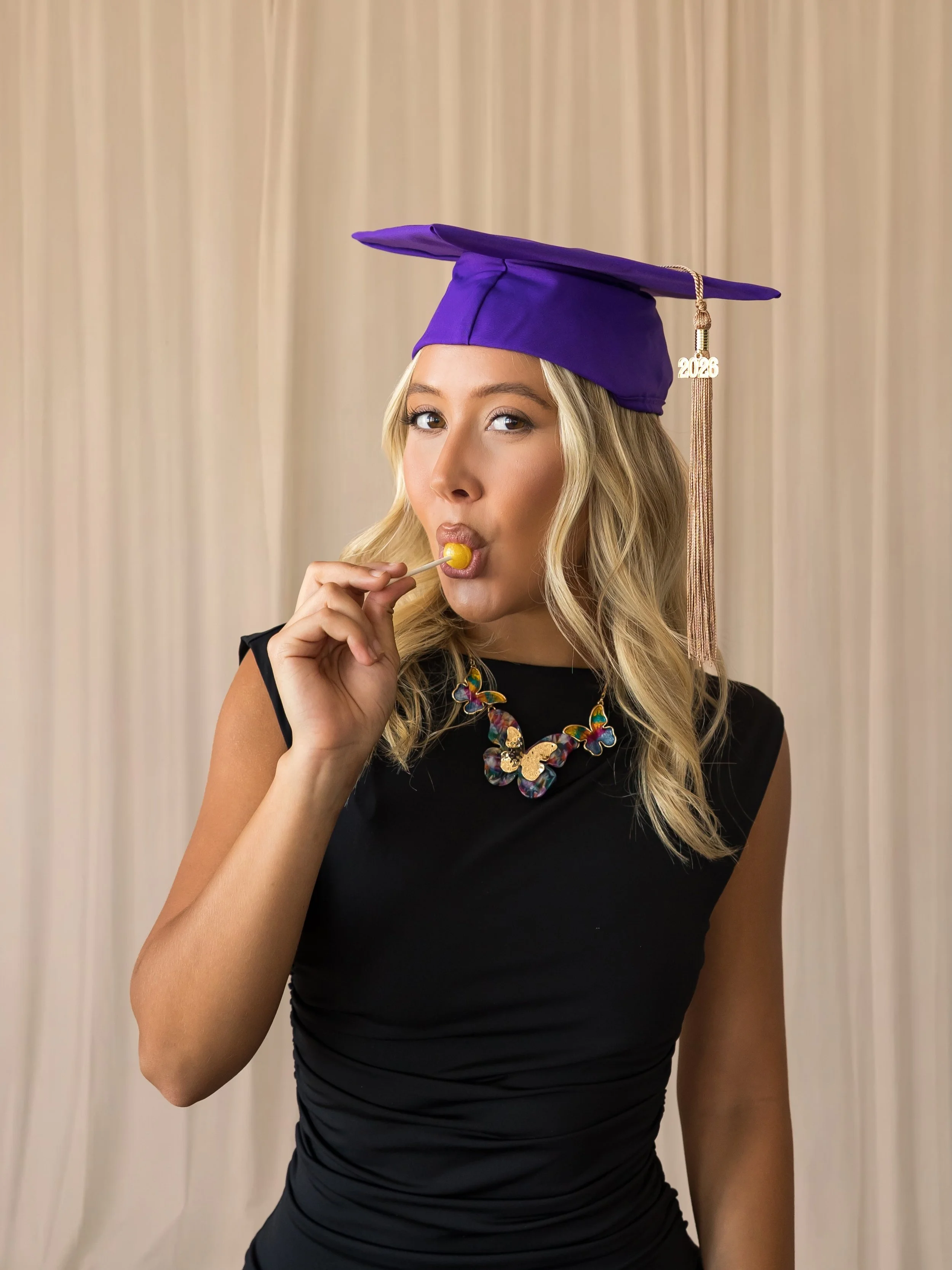 Chloe understood the assignment 😌📝

My girl wanted photo booth vibes, so we did just that. Safe to say she did her thing!!! If you ever need someone to help plan or coordinate your wedding, she&rsquo;s your girl. 

Studio: @brushcostudio 
Grad: @ch