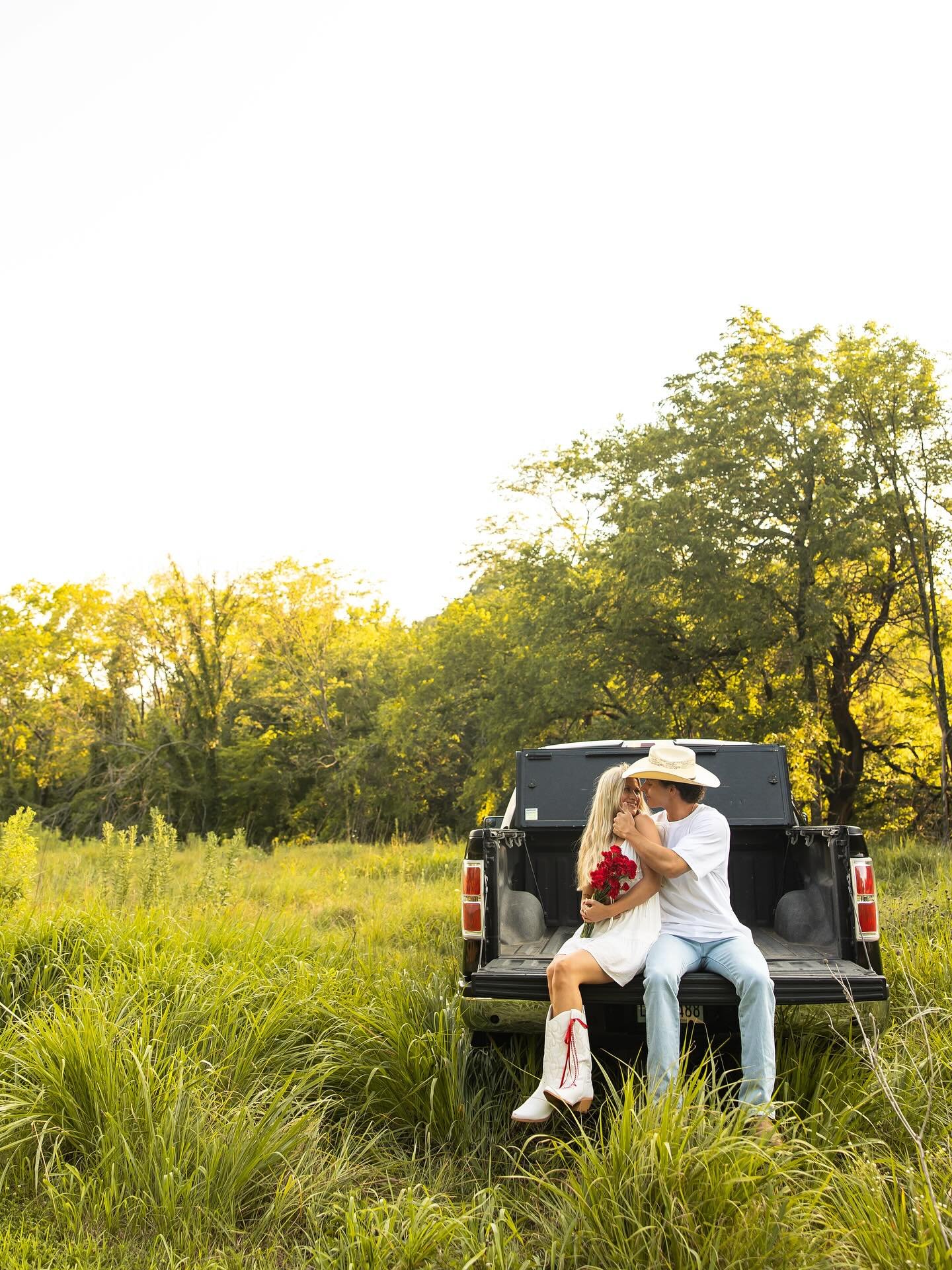 The summer I booked that couples session ❤️ Hayley and Morgan are the cutest! We had so much fun shooting during golden hour. I still have a few fall spots open if you wanna book before the leaves change!!