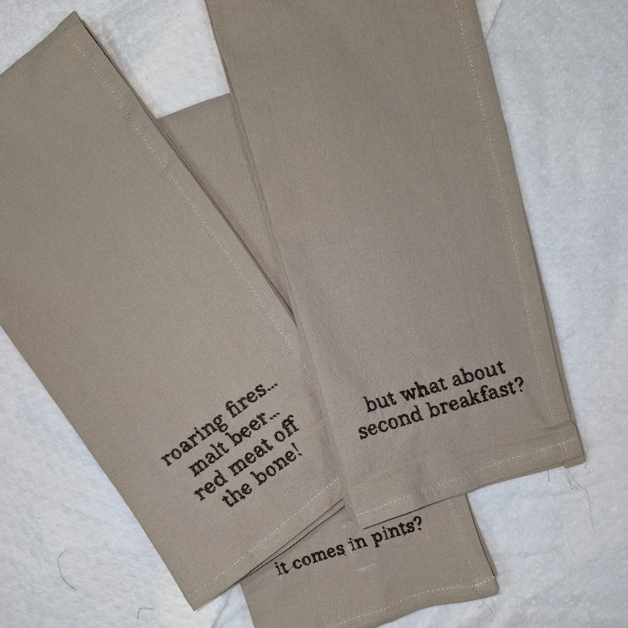 Because a true Hobbit&rsquo;s day revolves entirely around the kitchen. 🥐☕️ Introducing The Elevenses Set&mdash;premium, high-end kitchen towels featuring iconic quotes from Middle-earth. Beautifully embroidered on taupe flour sack, they are built t
