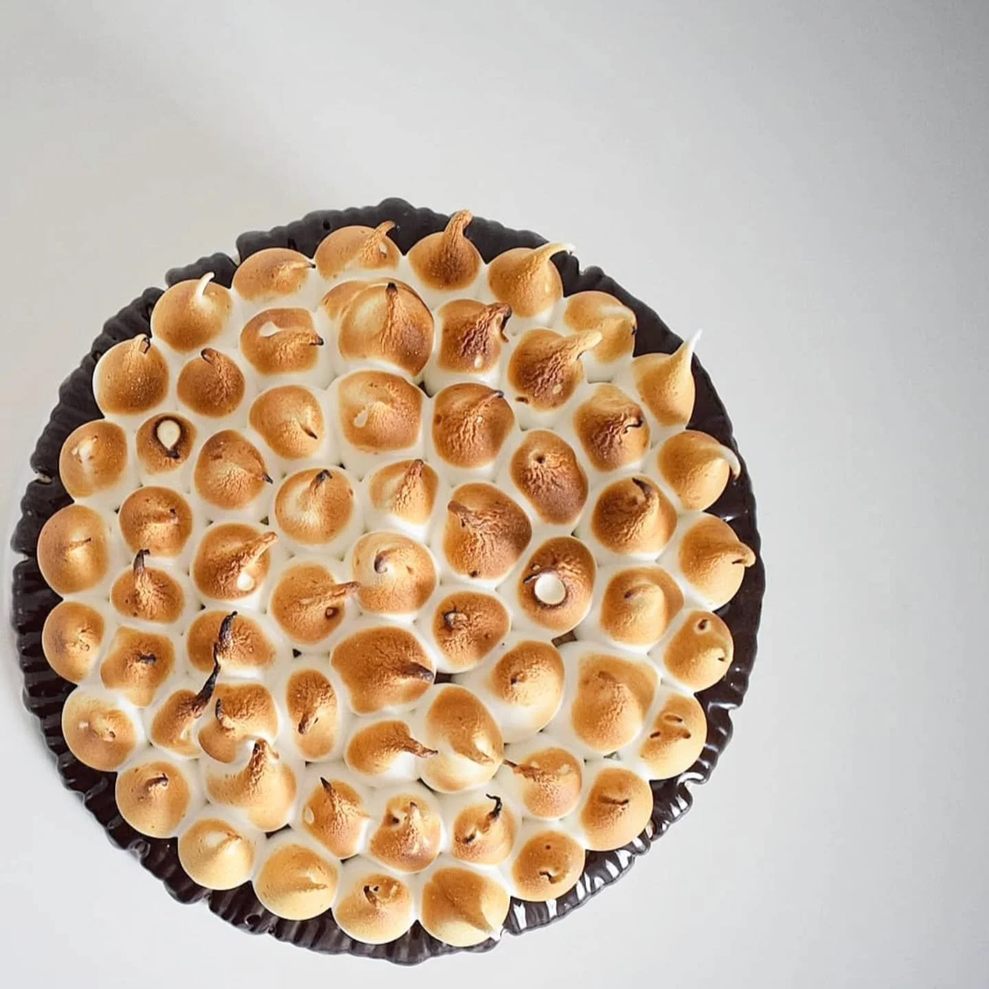 Want s'mores in a cake?

S'mores | Chocolate cake layered with charred gooey marshmallows &amp; chocolate fudge sauce, topped off with with a graham cracker frosting &amp; torched meringue. bakedbynau #auckland #cakesofauckland