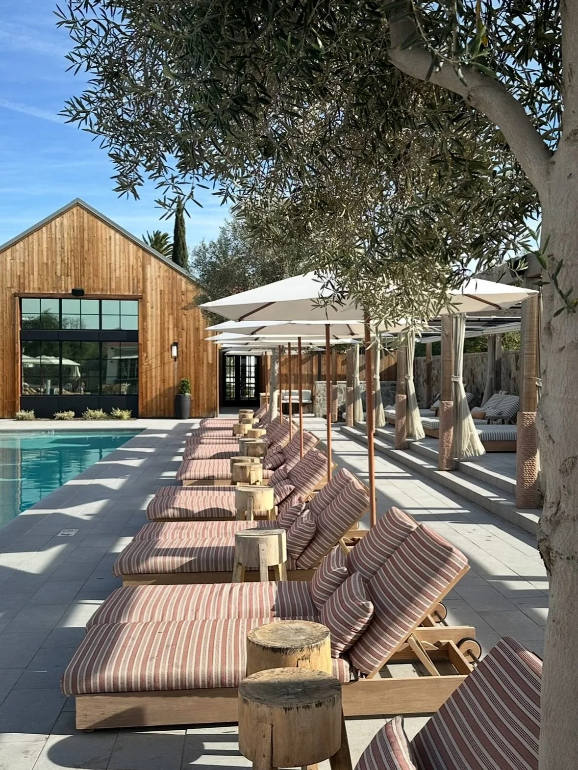 With the @auberge Friends &amp; Family sale beginning today - It&rsquo;s got me thinking about last year when I decided to take advantage of the sale!! We took a mini vacation to @matteistavernauberge and it was so heavenly. It&rsquo;s the coziest ho
