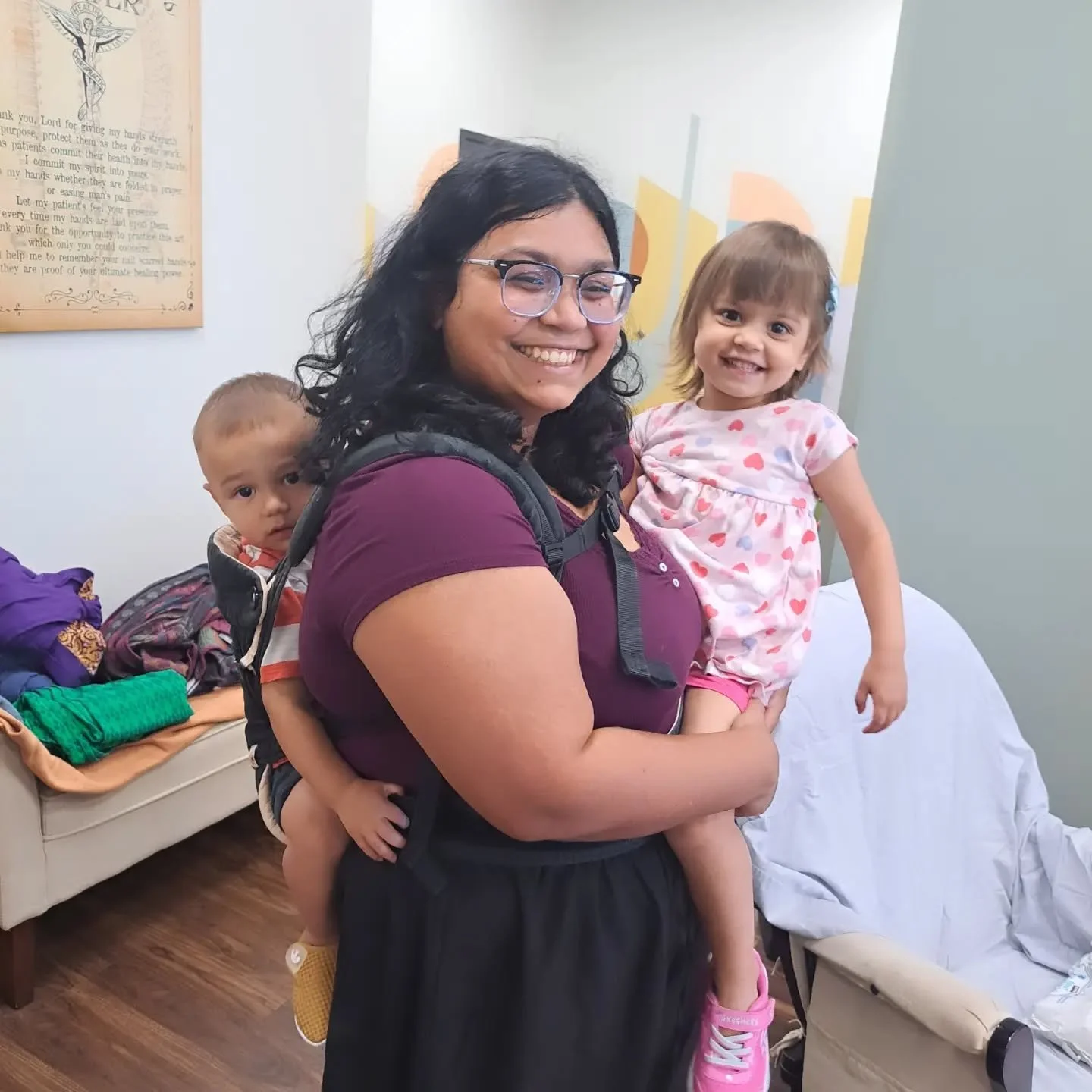 Well, our calm, dimly lit postpartum and pregnancy support group gathering turned into a full-blown babywearing party pretty quickly. 😂

Natalie was absolutely the QUEEN of helping everyone find wraps, try them on, and figure out what worked. Sierra