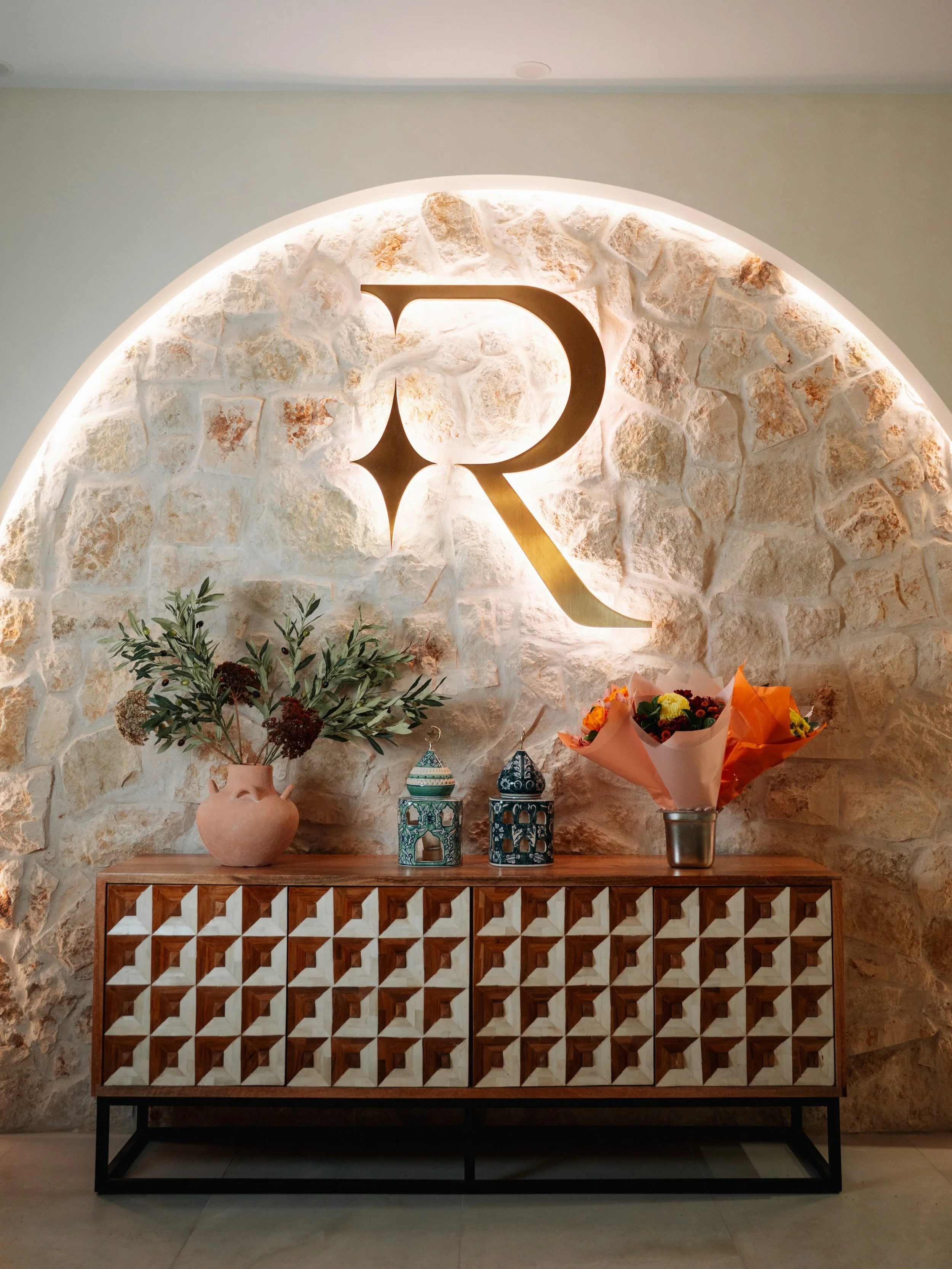 The &mdash; Signature &mdash; R

Welcome to our newly open venue, where each piece of architecture has been designed and developed with purpose. Our most talented @linlininteriors was the mastermind behind all the detail. 

Immerse yourself in West L