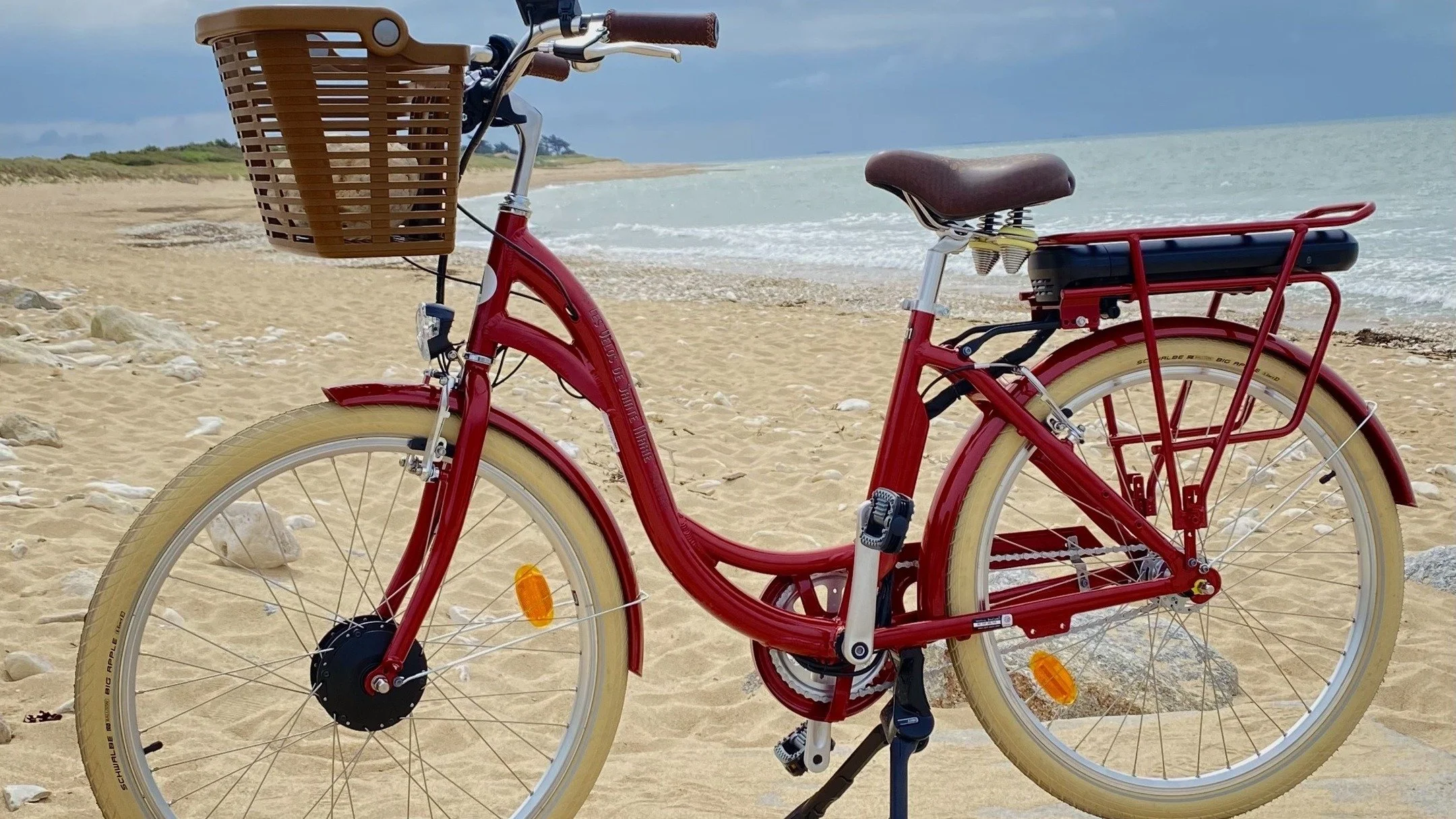 Nouveaut&eacute; !
V&eacute;los &agrave; assistance &eacute;lectrique haut de gamme
Autonomie 120 kms
Nexus 3 (ne d&eacute;raille pas)
Panier, Antivol (cha&icirc;ne), Casque : mis &agrave; disposition gracieusement
Et toujours, la b&eacute;quille cen