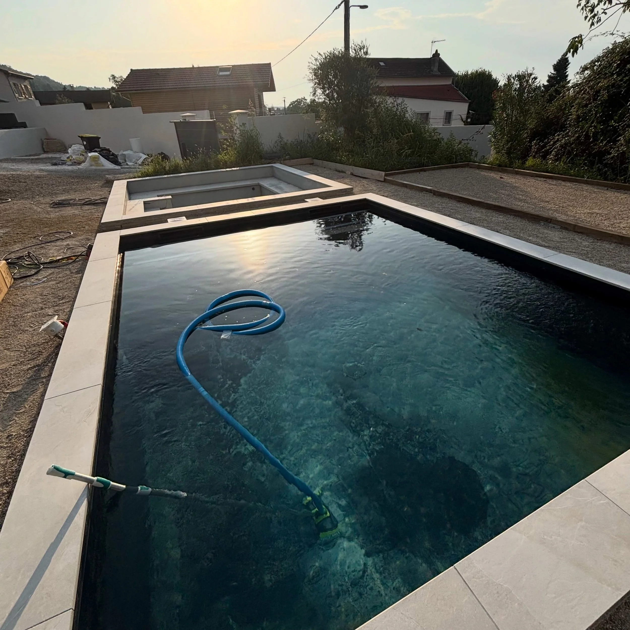 🏊&zwj;♂️ Piscine avec salon de jardin encastr&eacute;.

Un espace pens&eacute; pour profiter pleinement de l&rsquo;ext&eacute;rieur, entre baignade, d&eacute;tente et convivialit&eacute;. ✨

#OPUSEO #Piscine #AmenagementExterieur #Lyon #Ma&ccedil;on