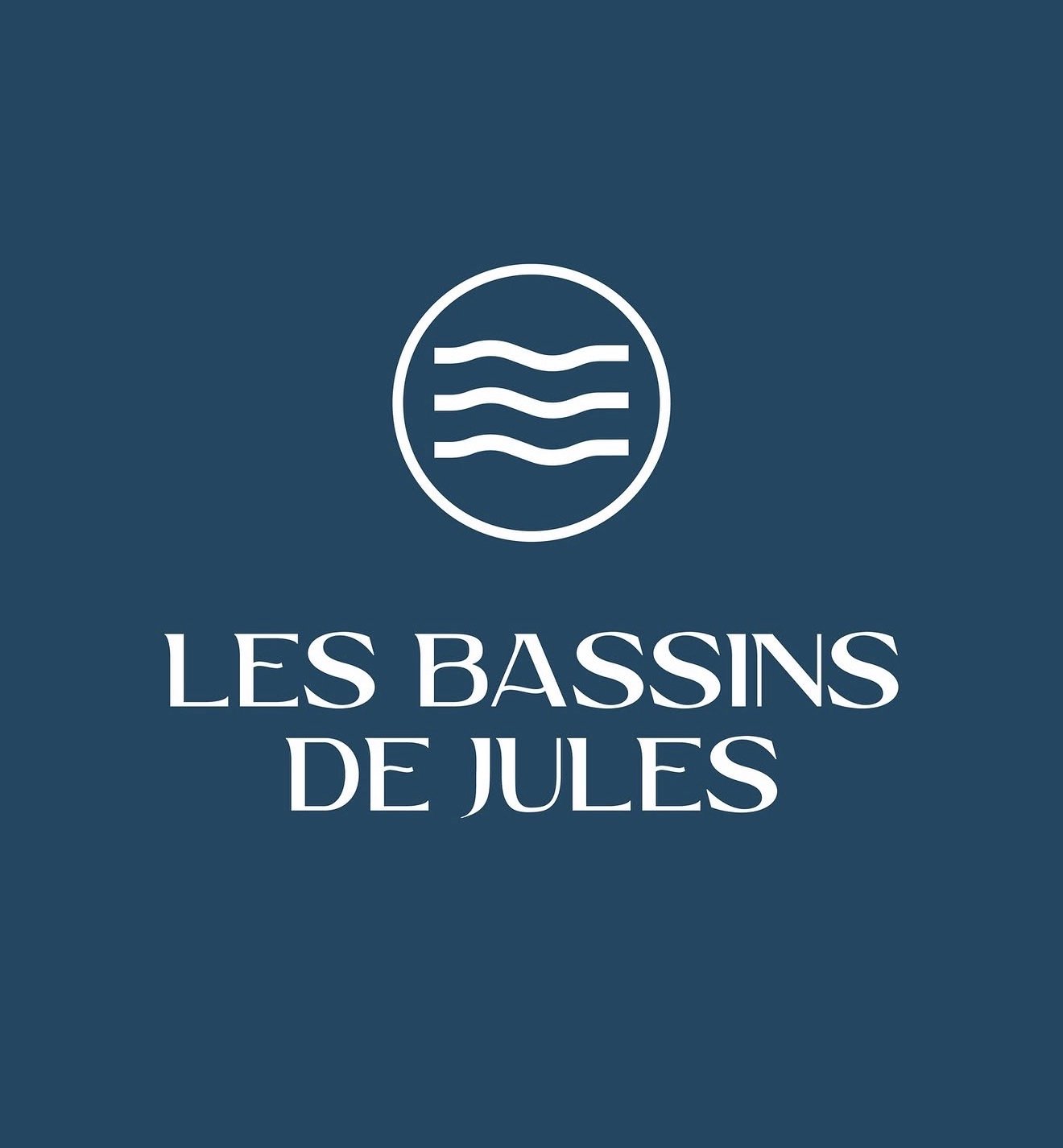 Logo avec un symbole représentant des vagues d'eau et le texte 'Les Bassins de Jules'.