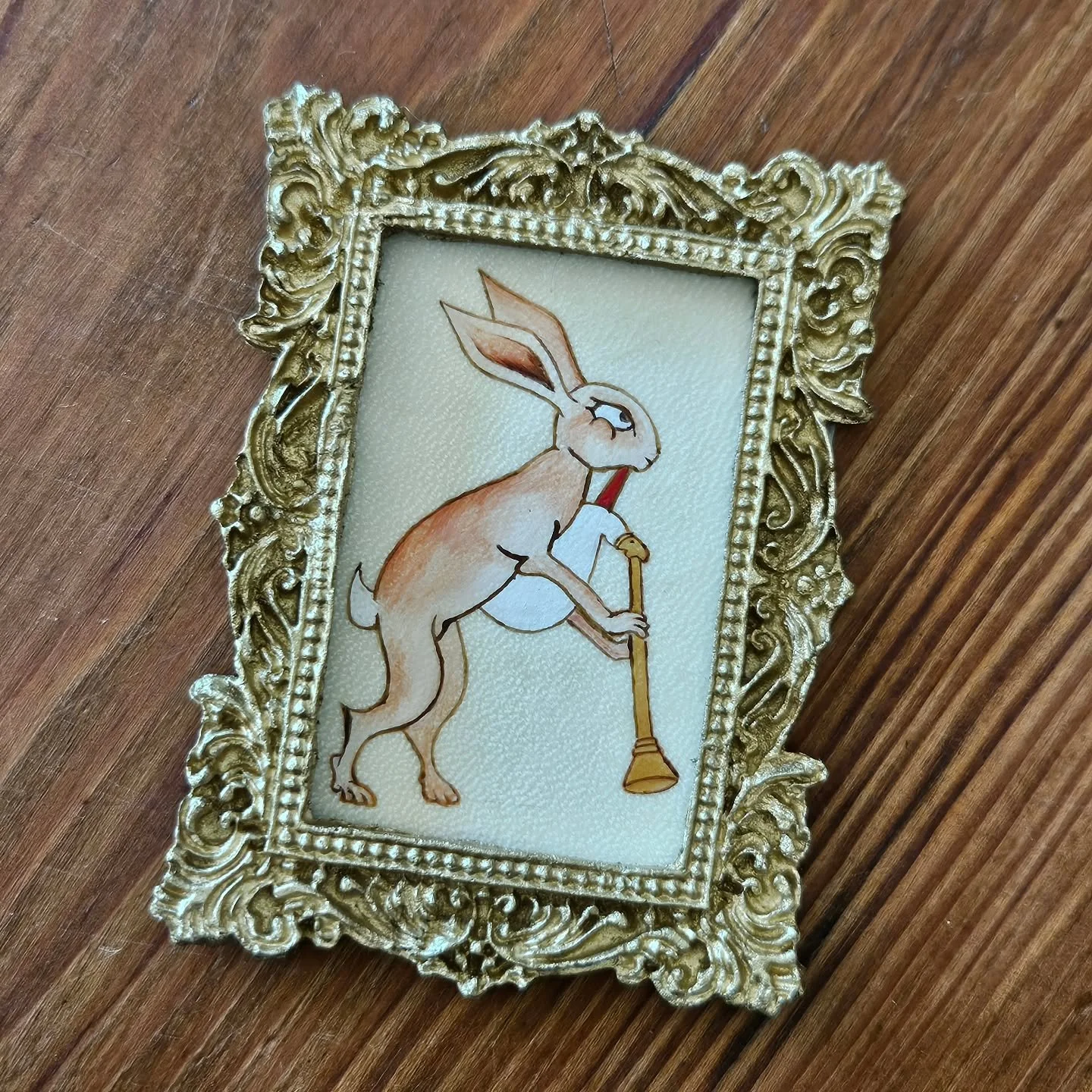 ✨️Les manuscrits m&eacute;di&eacute;vaux sont remplis de cr&eacute;atures et personnages &eacute;tranges, cach&eacute;s dans les marges et lettrines. Et parfois, ils s'&eacute;chappent des livres pour se promener dans les rayonnages de biblioth&egrav