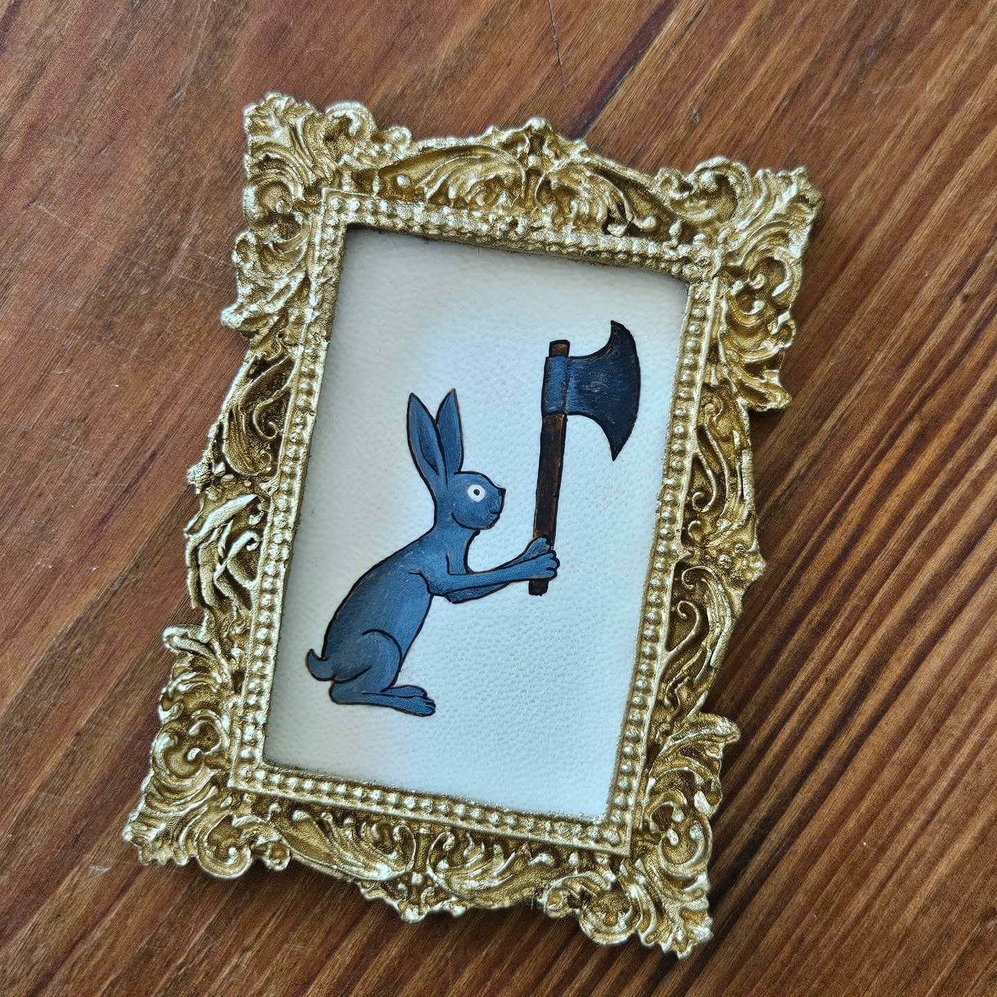 🐰 Les lapins sont si nombreux (et si loufoques) dans les manuscrits qu'on leur a m&ecirc;me donn&eacute; un surnom : les lapins tueurs (ou killer rabbits chez nos voisins d'outre-Manche) ! 🪓 Et on comprend pourquoi en voyant ce lapin aux instincts 