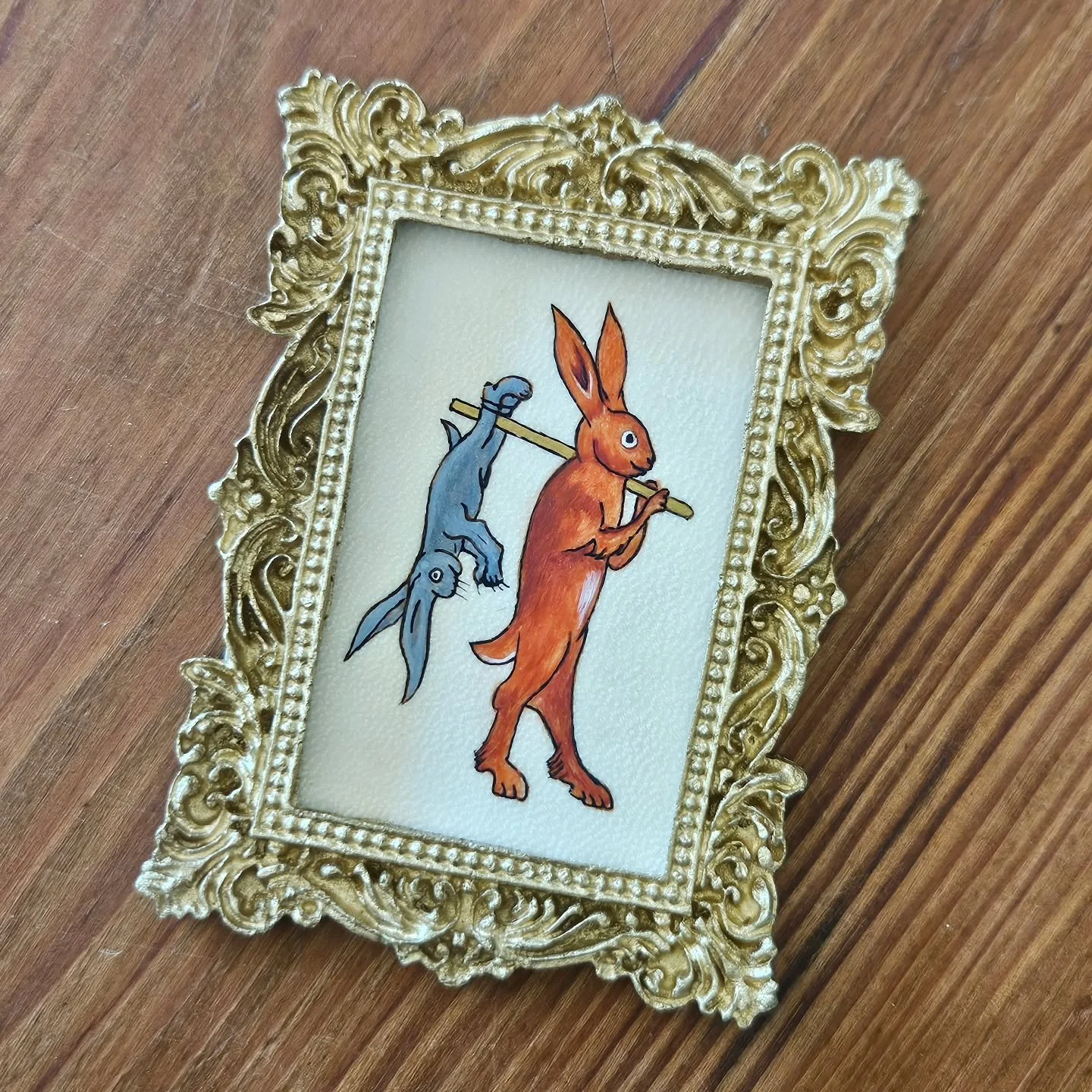 🐰 Je vous avais parl&eacute; des lapins meurtiers, mais il y en a aussi qui ont des activit&eacute;s plus normales... ou presque ! 🐇 Ce lapin revient de la chasse (au lapin !) dans un manuscrit fran&ccedil;ais de la fin du 13e si&egrave;cle, Le liv