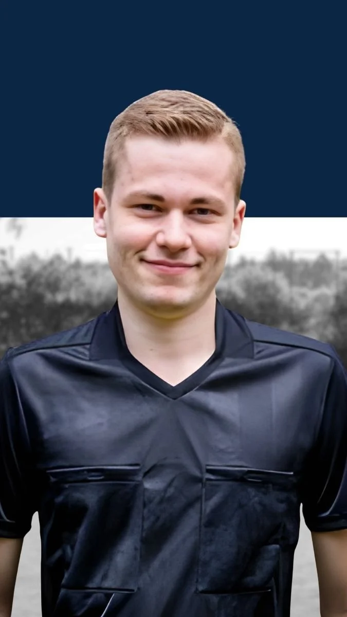 Junge mit blondem Haar trägt schwarze Sportbekleidung, im Hintergrund eine bewölkte Landschaft, oben ein dunkelblauer Himmel, im unteren Teil unscharfe Natur.