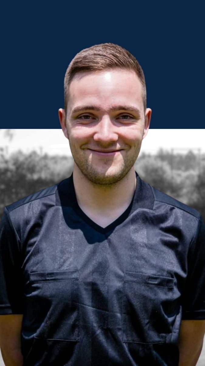 Junger Mann in schwarzem Sporttrikot vor einem zweigeteilten Hintergrund, oben dunkelblau, unten schwarz-weiß mit Baum- und Gebäudekonturen.