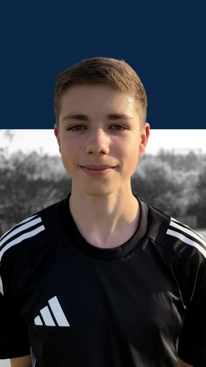 Junge trägt schwarze Adidas Sportbekleidung, Portrait vor einem Himmelshintergrund.