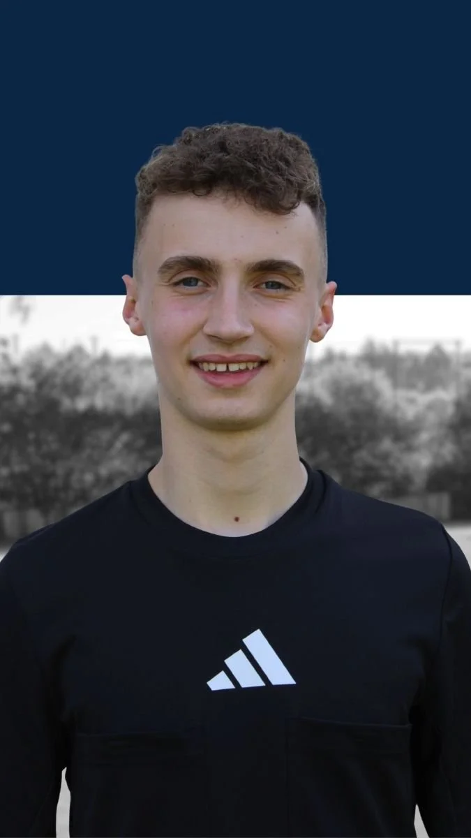 Junger Mann trägt schwarze Adidas Sportbekleidung, steht vor einer Landschaft mit Bäumen, Hintergrund in Schwarz-Weiß, obere Hälfte des Bildes in dunkelblau.